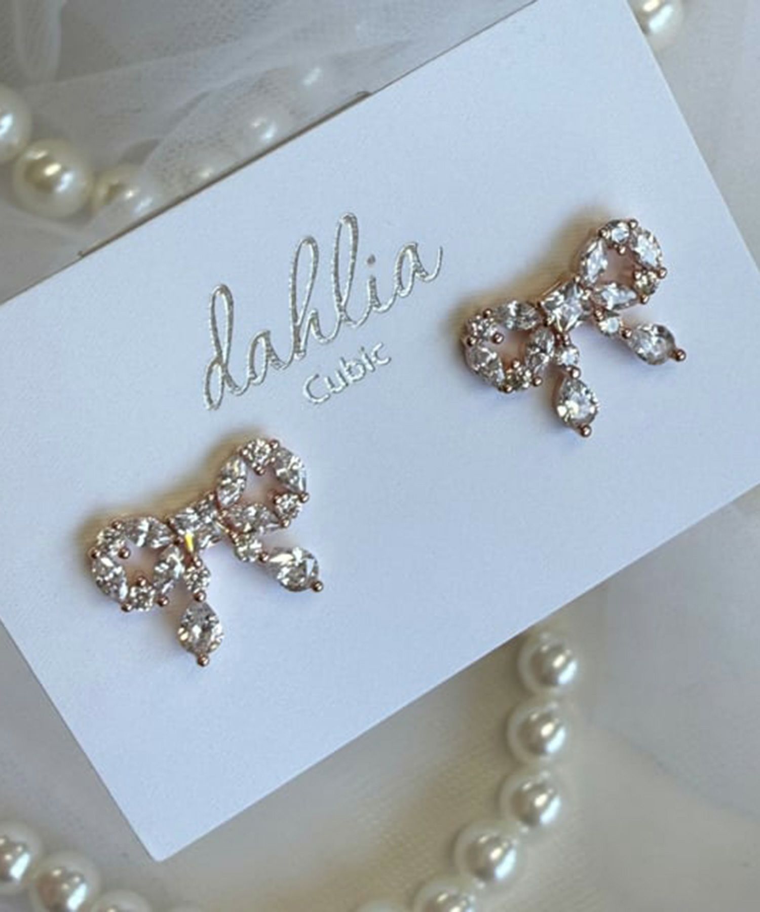 キュービックリボンシャイニーチタンポストピアス【Dahlia】