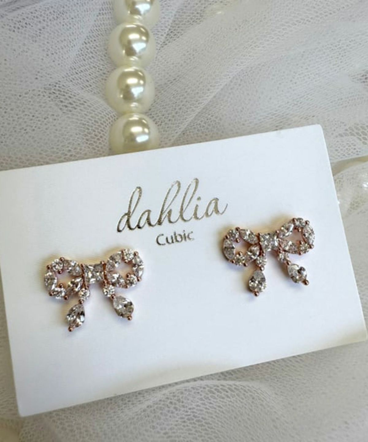 キュービックリボンシャイニーチタンポストピアス【Dahlia】