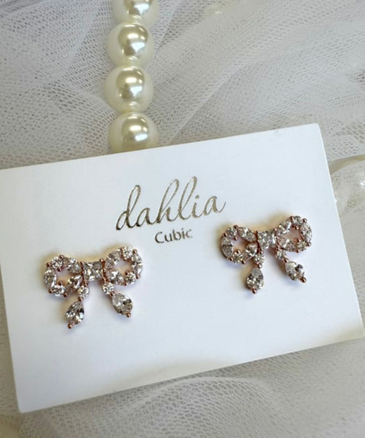 キュービックリボンシャイニーチタンポストピアス【Dahlia】