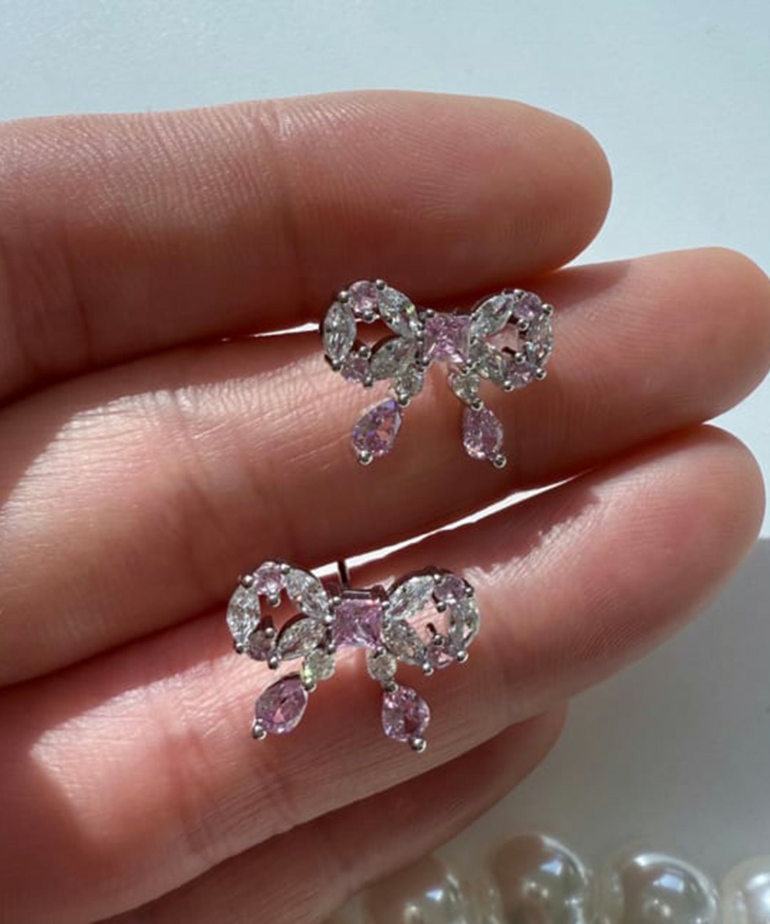 キュービックリボンシャイニーチタンポストピアス【Dahlia】