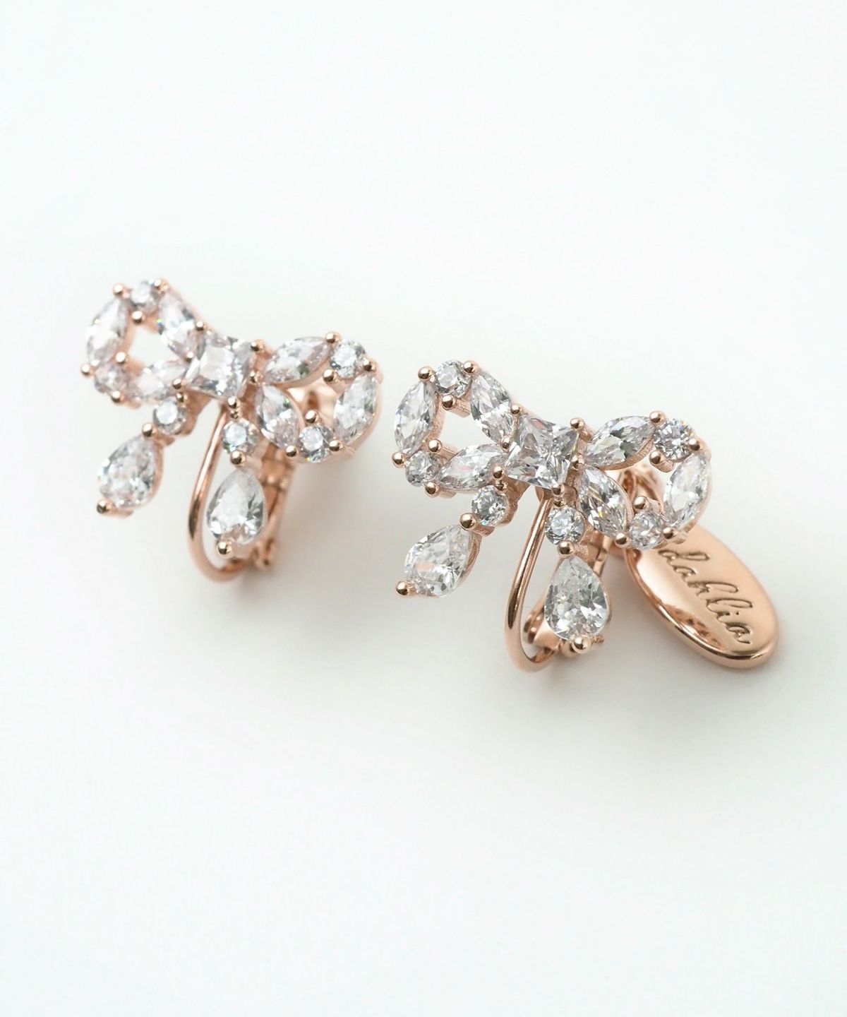 キュービックリボンシャイニーイヤリング【Dahlia】