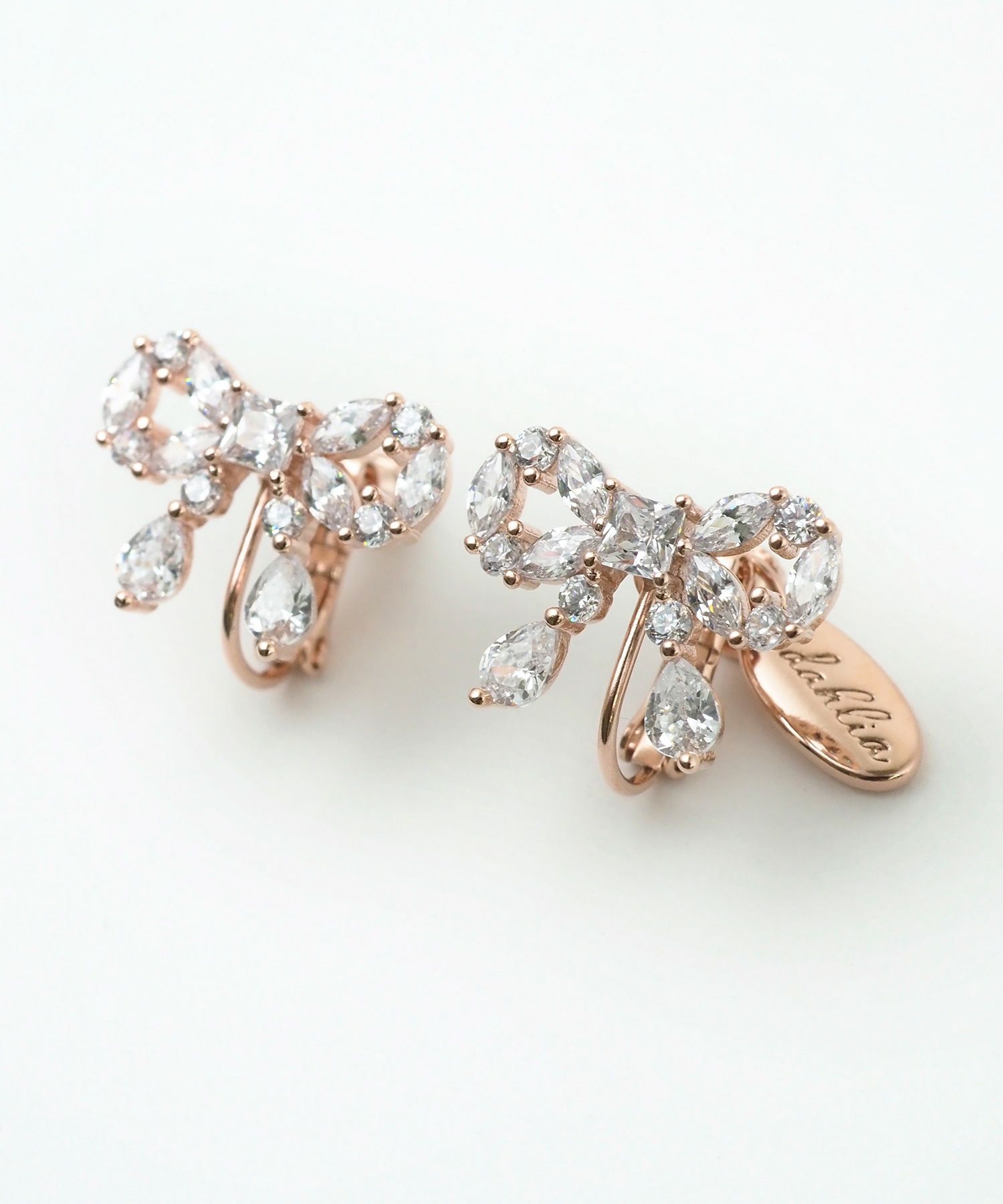 キュービックリボンシャイニーイヤリング【Dahlia】