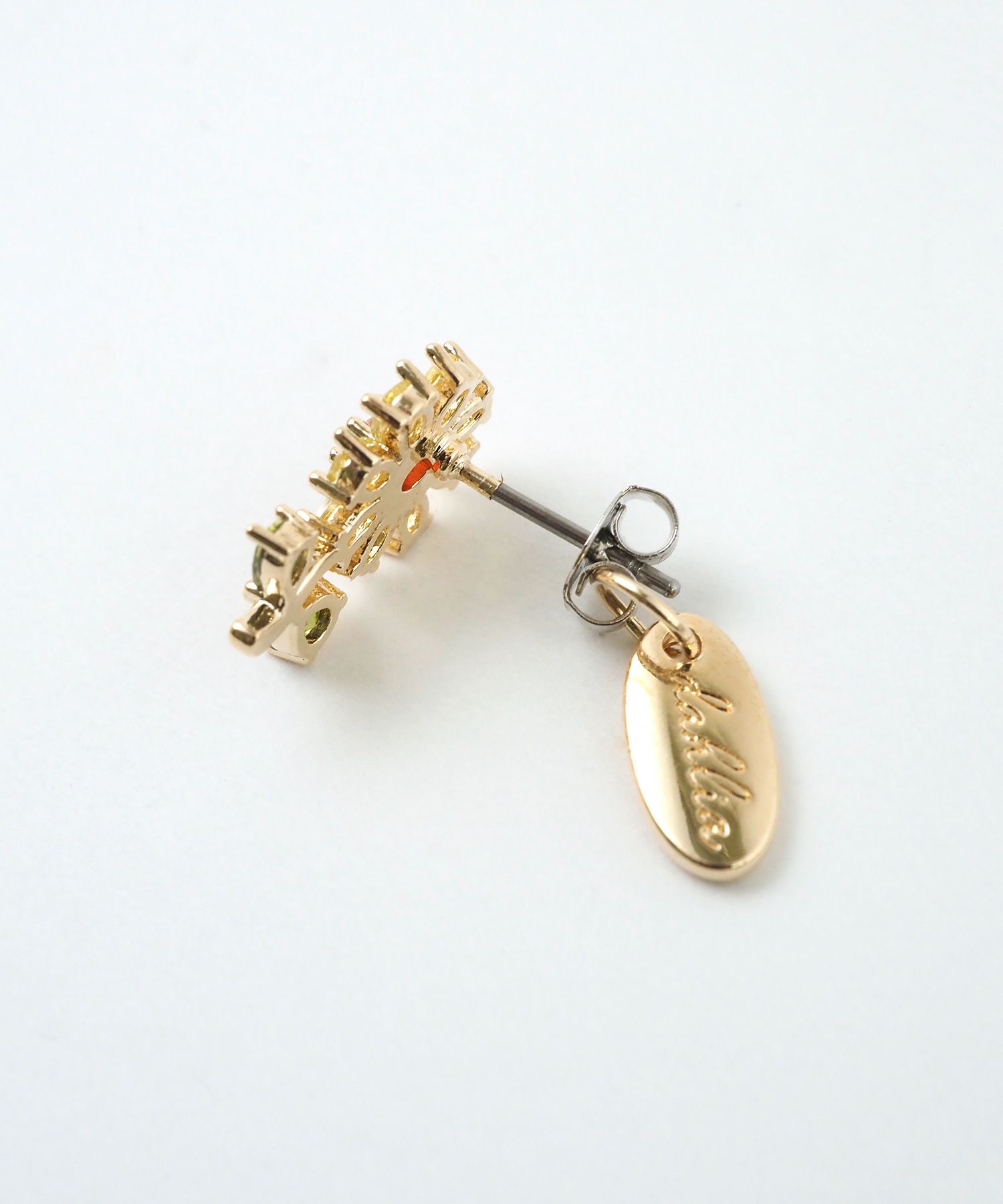 フィールドフラワーキュービックチタンポストピアス【Dahlia】