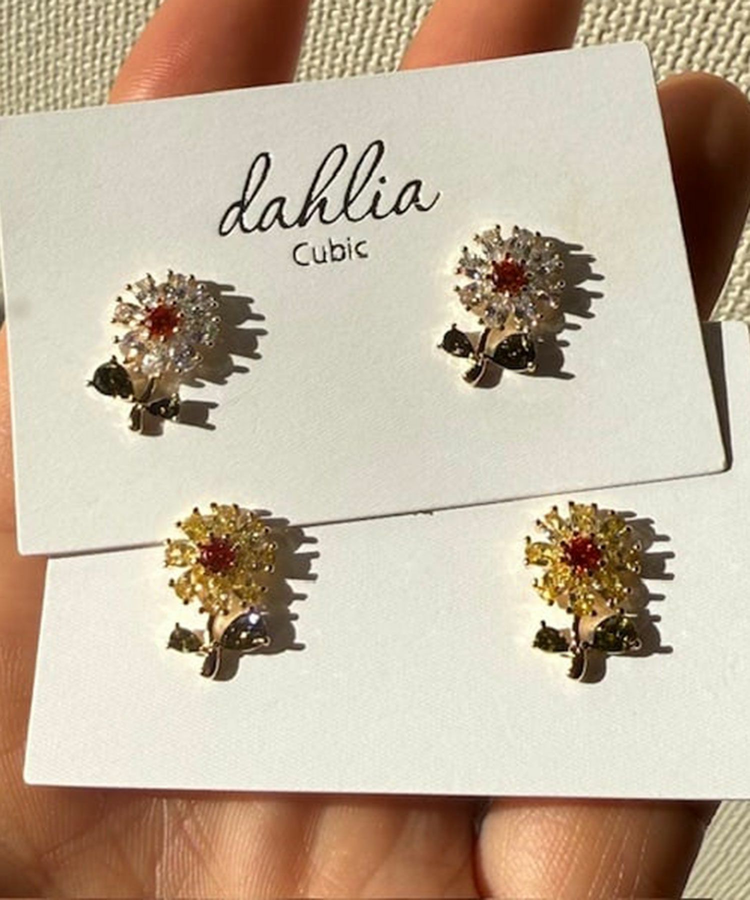 フィールドフラワーキュービックチタンポストピアス【Dahlia】