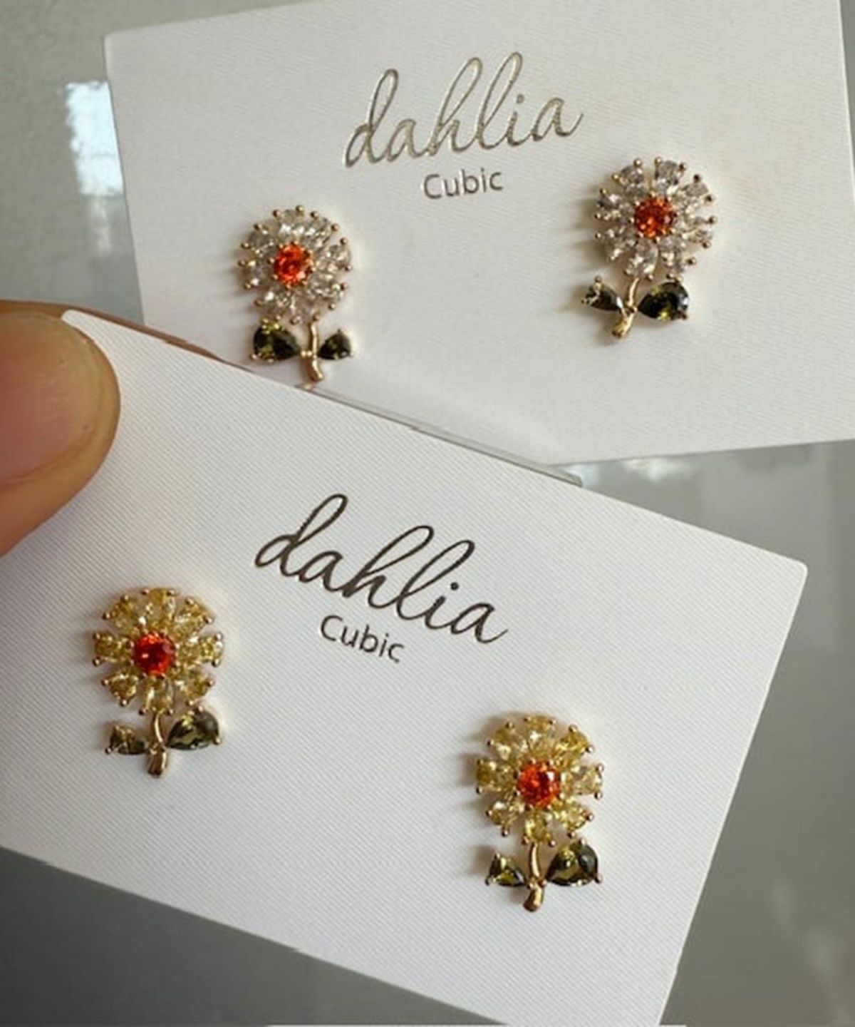 フィールドフラワーキュービックチタンポストピアス【Dahlia】