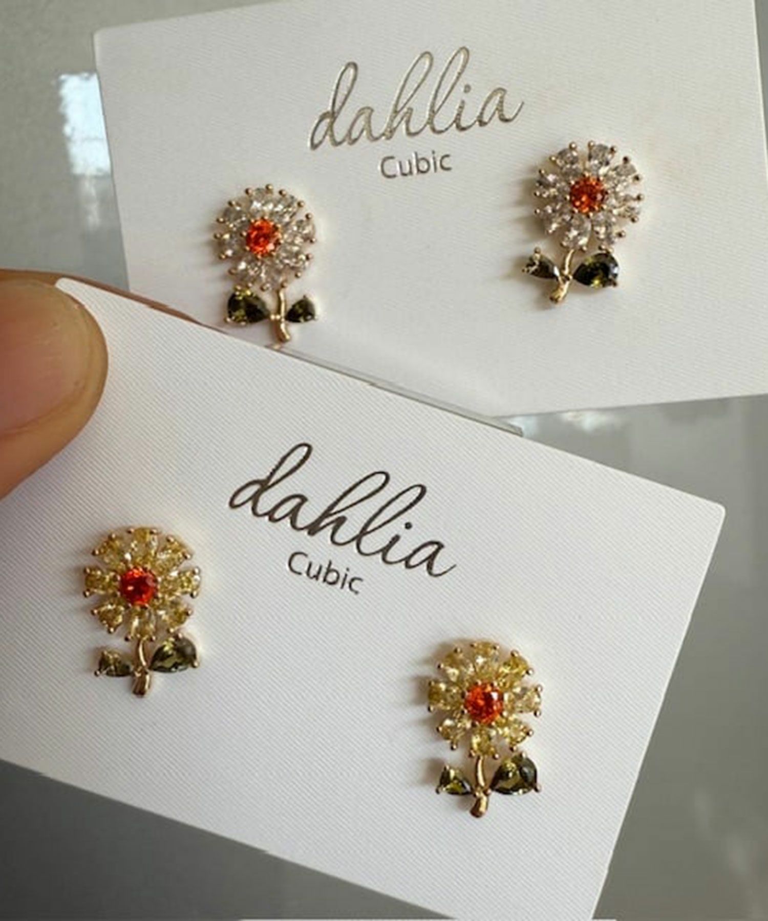 フィールドフラワーキュービックチタンポストピアス【Dahlia】
