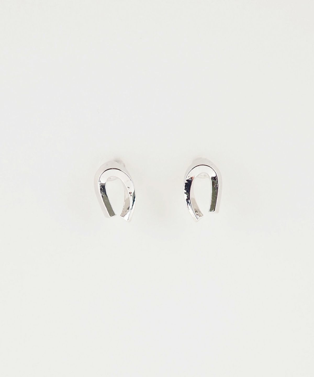 【web限定】ホースシューピュアチタンポストピアス