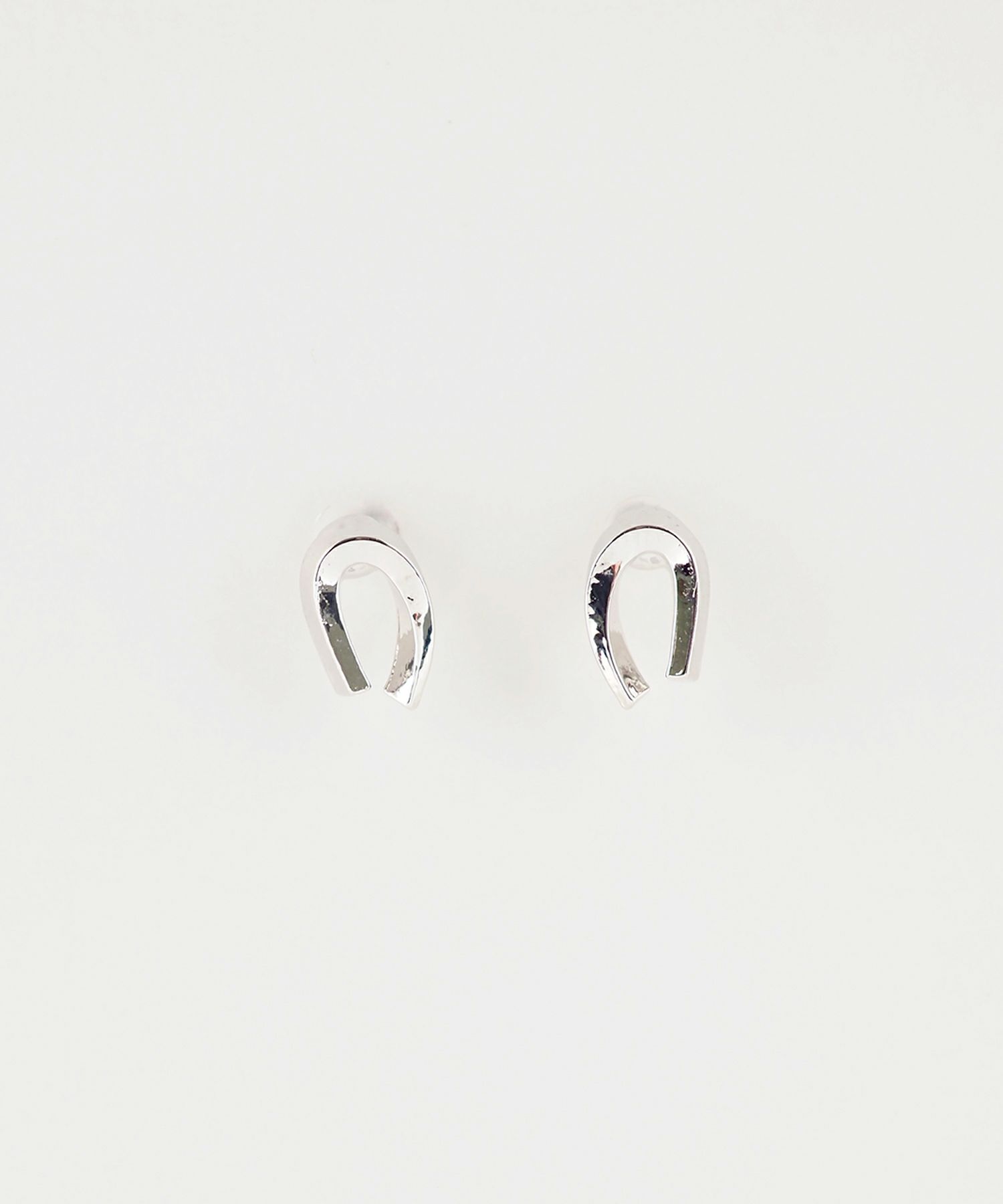 【web限定】ホースシューピュアチタンポストピアス