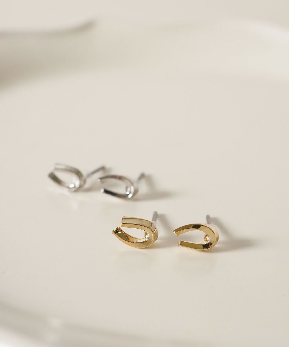 【web限定】ホースシューピュアチタンポストピアス