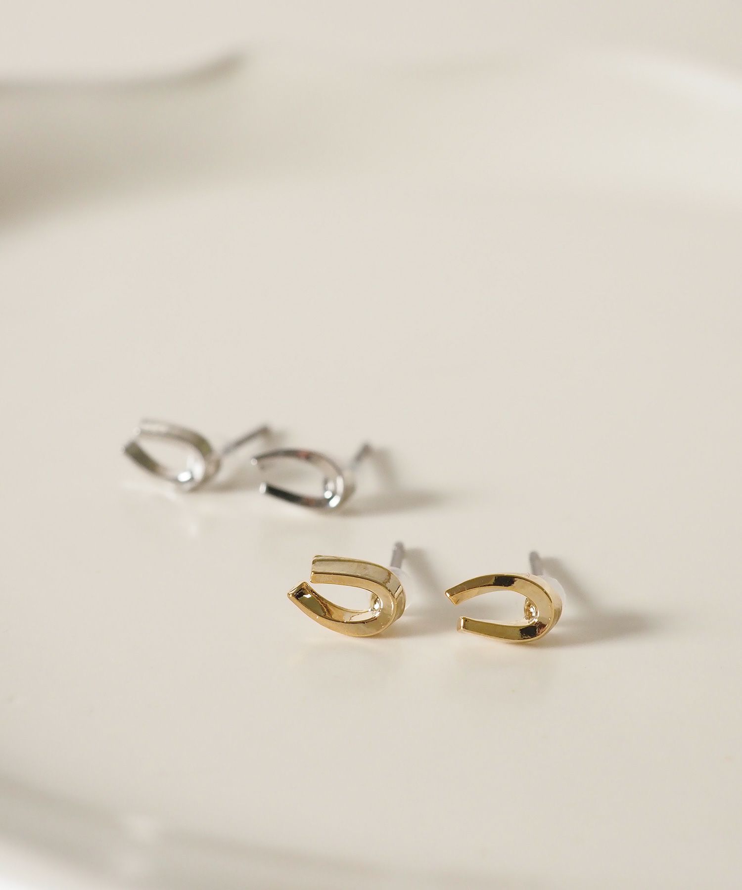 【web限定】ルミホースシューピュアチタンポストピアス【Lumirise】