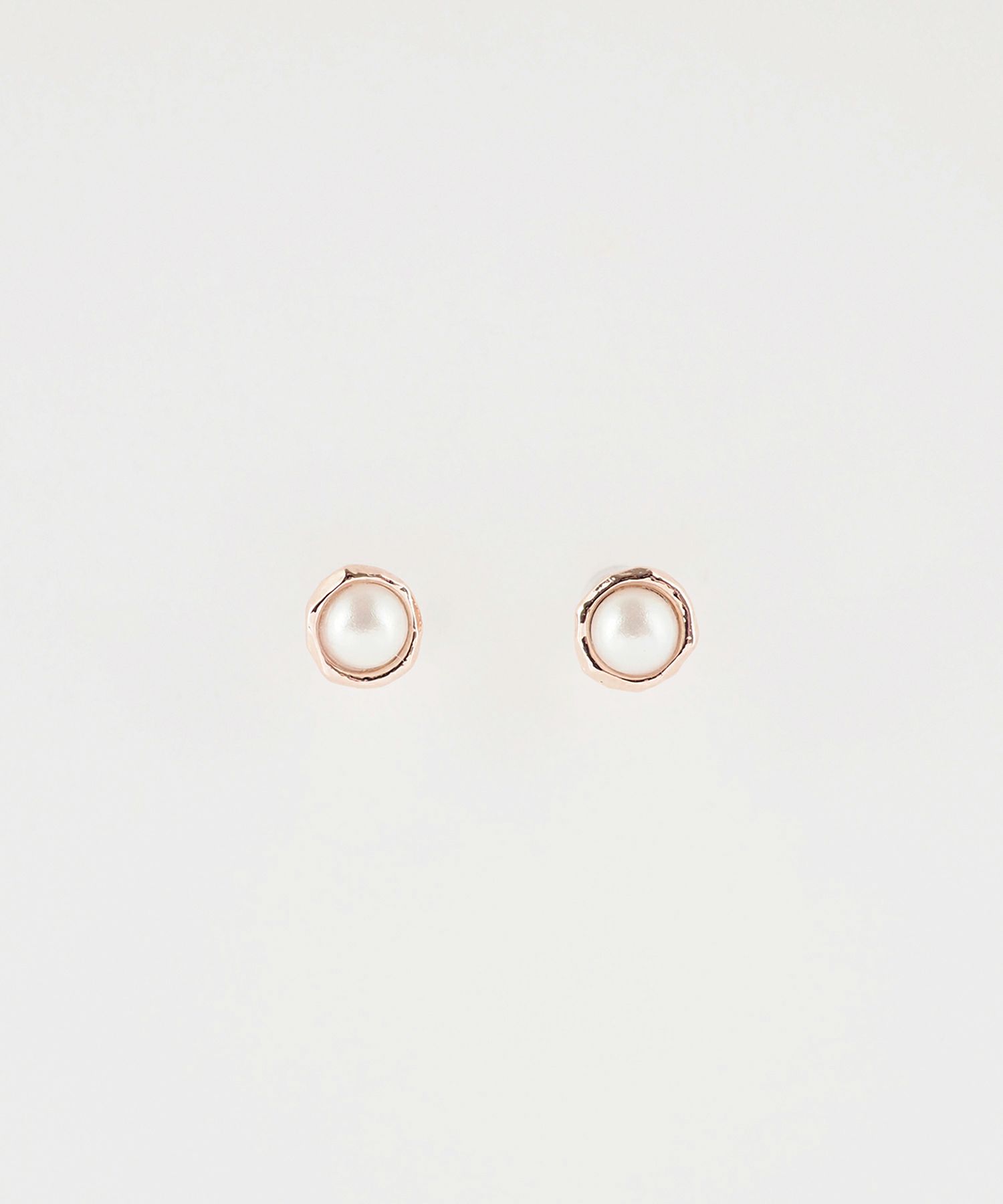 【web限定】ワンポイントパールピュアチタンポストピアス