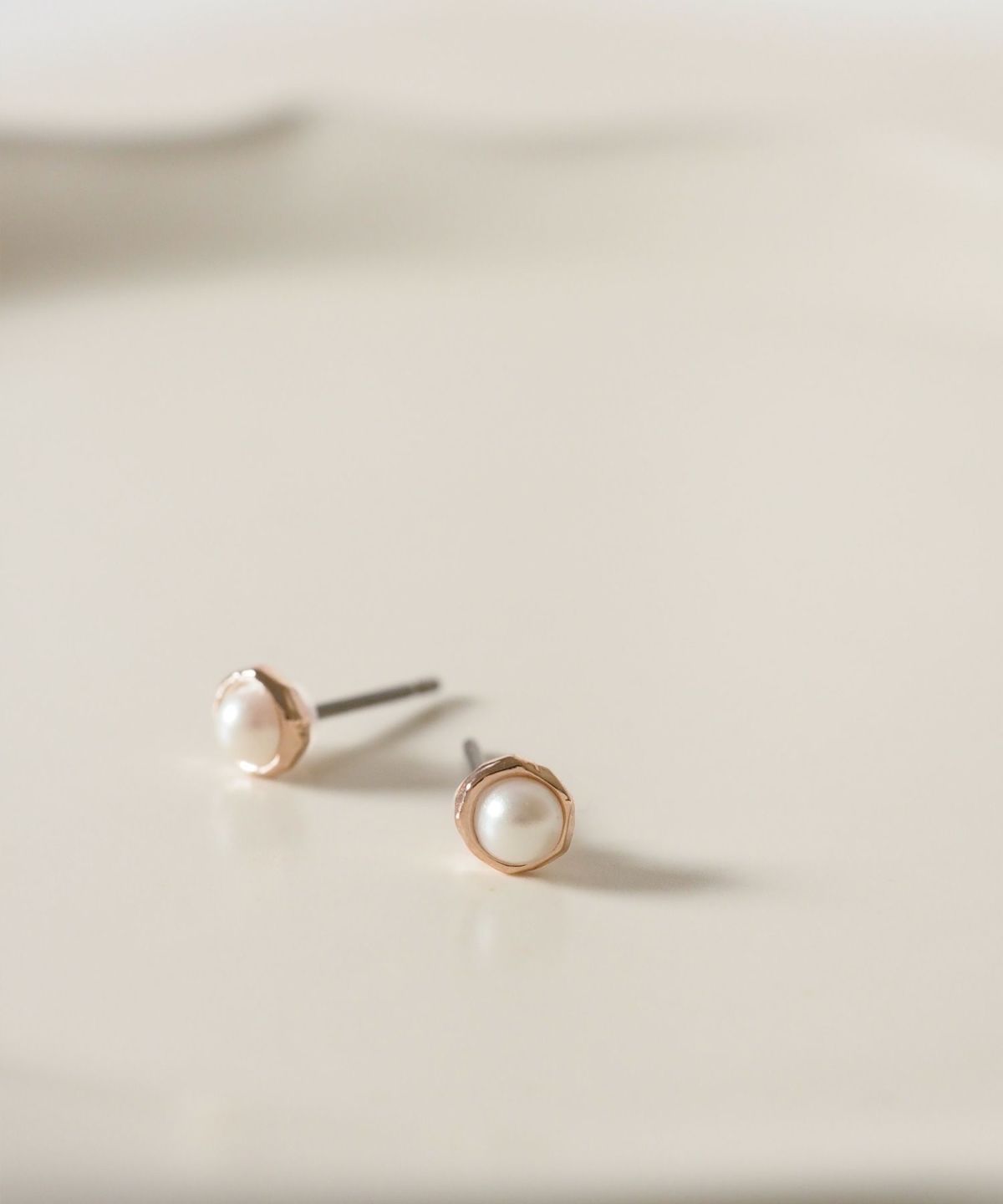 【web限定】ワンポイントパールピュアチタンポストピアス
