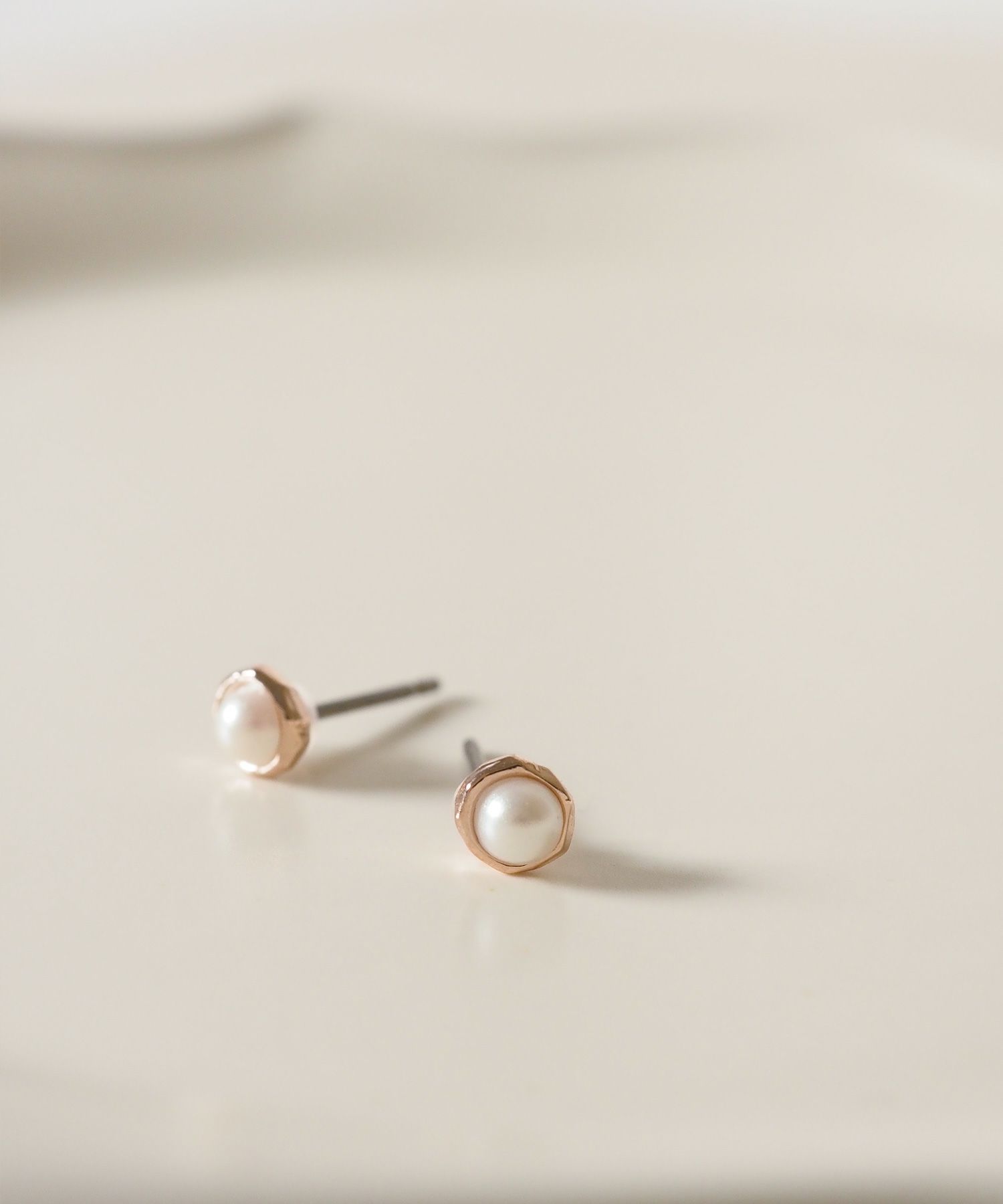 【web限定】ワンポイントパールピュアチタンポストピアス