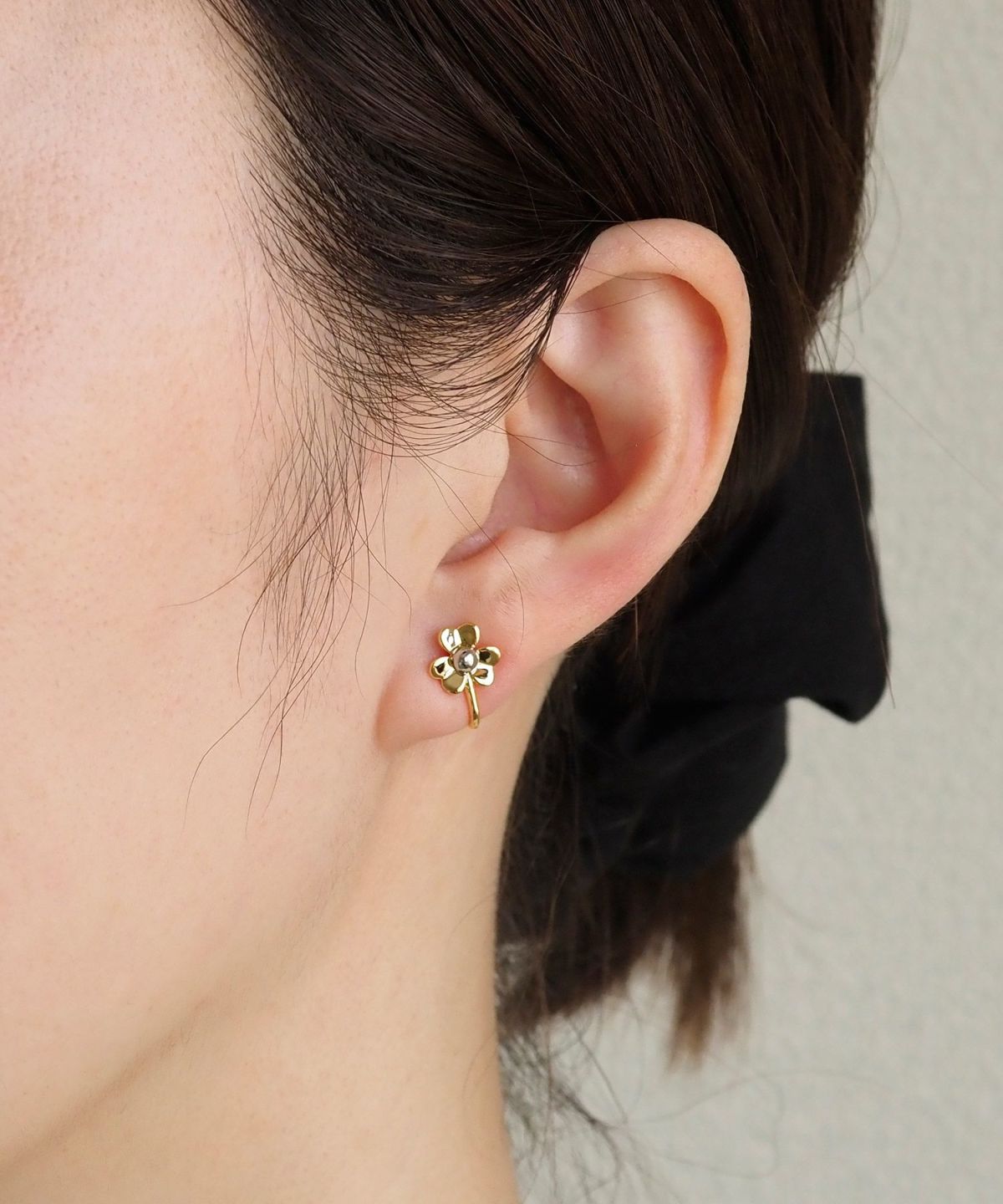 バイカラーフラワーラウンドメタルイヤリング1