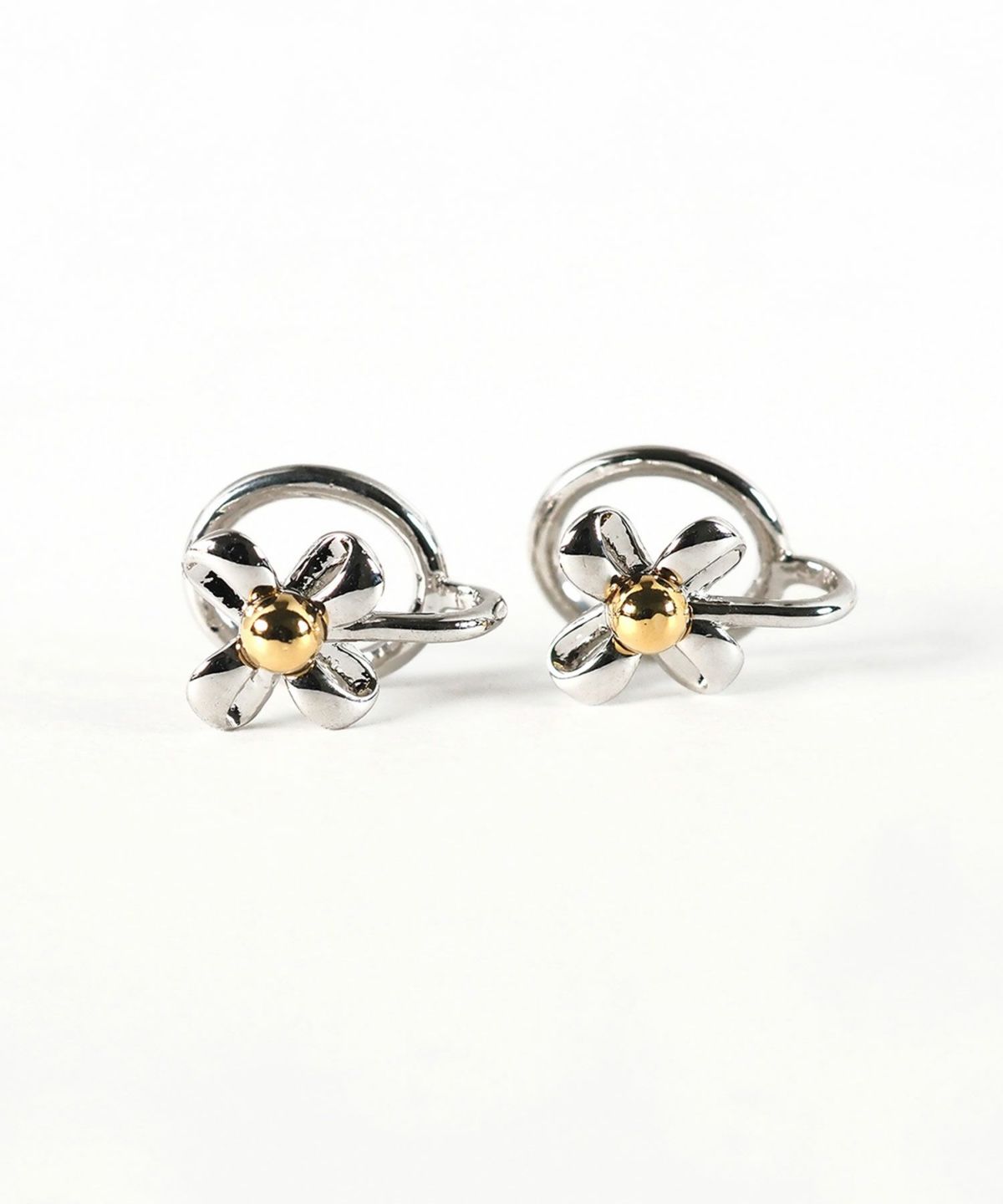 バイカラーフラワーラウンドメタルイヤリング3