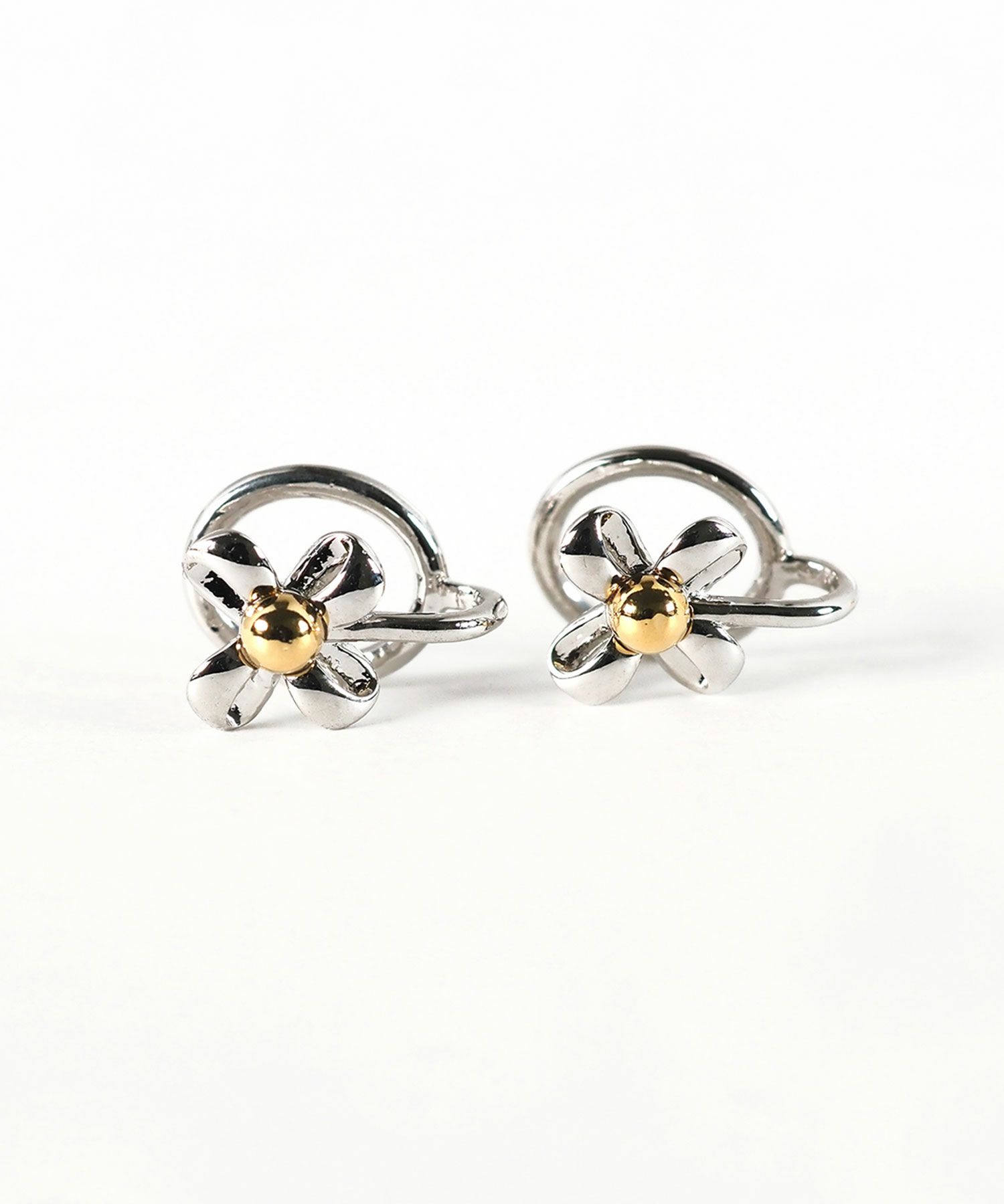 バイカラーフラワーラウンドメタルイヤリング3