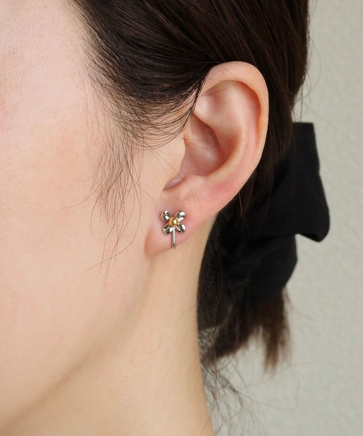 バイカラーフラワーラウンドメタルイヤリング3