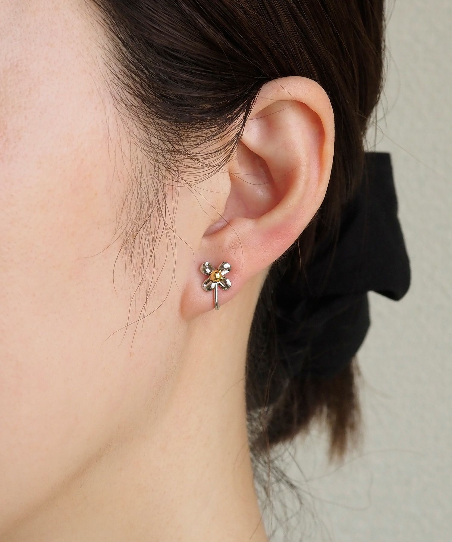 バイカラーフラワーラウンドメタルイヤリング3