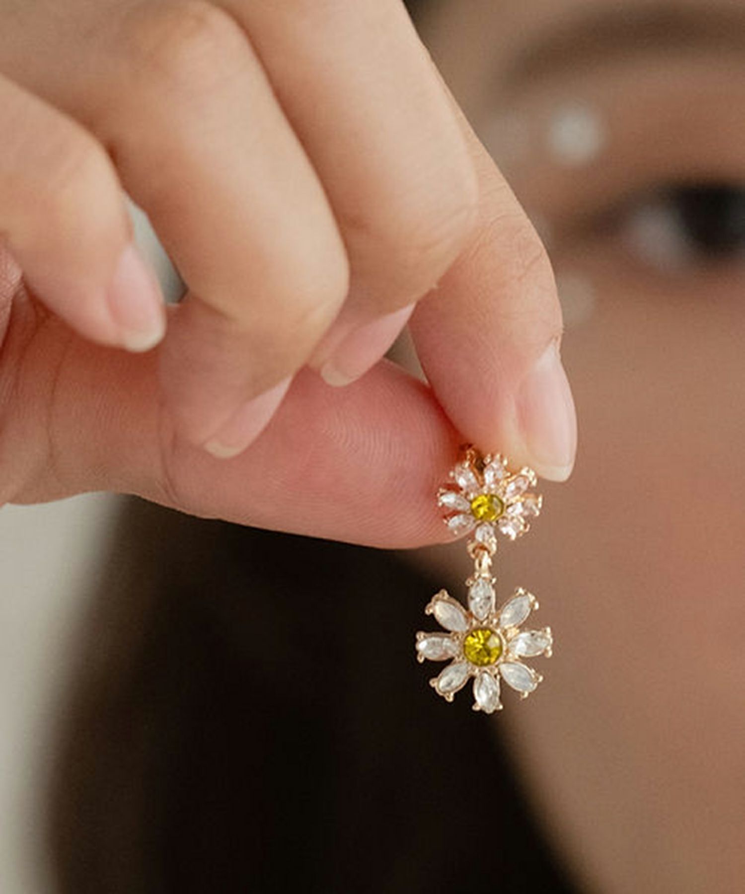 バイナリーフラワービジューチタンポストピアス