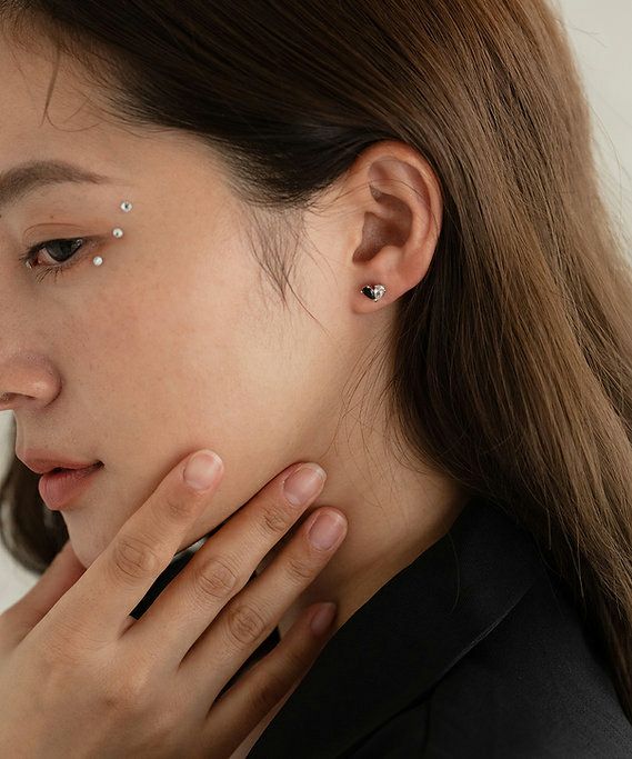 ブラックキュービックハートチタンポストピアス