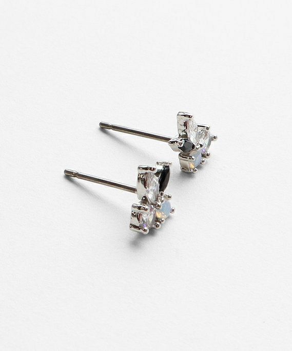 ブラックキュービックチタンポストピアス