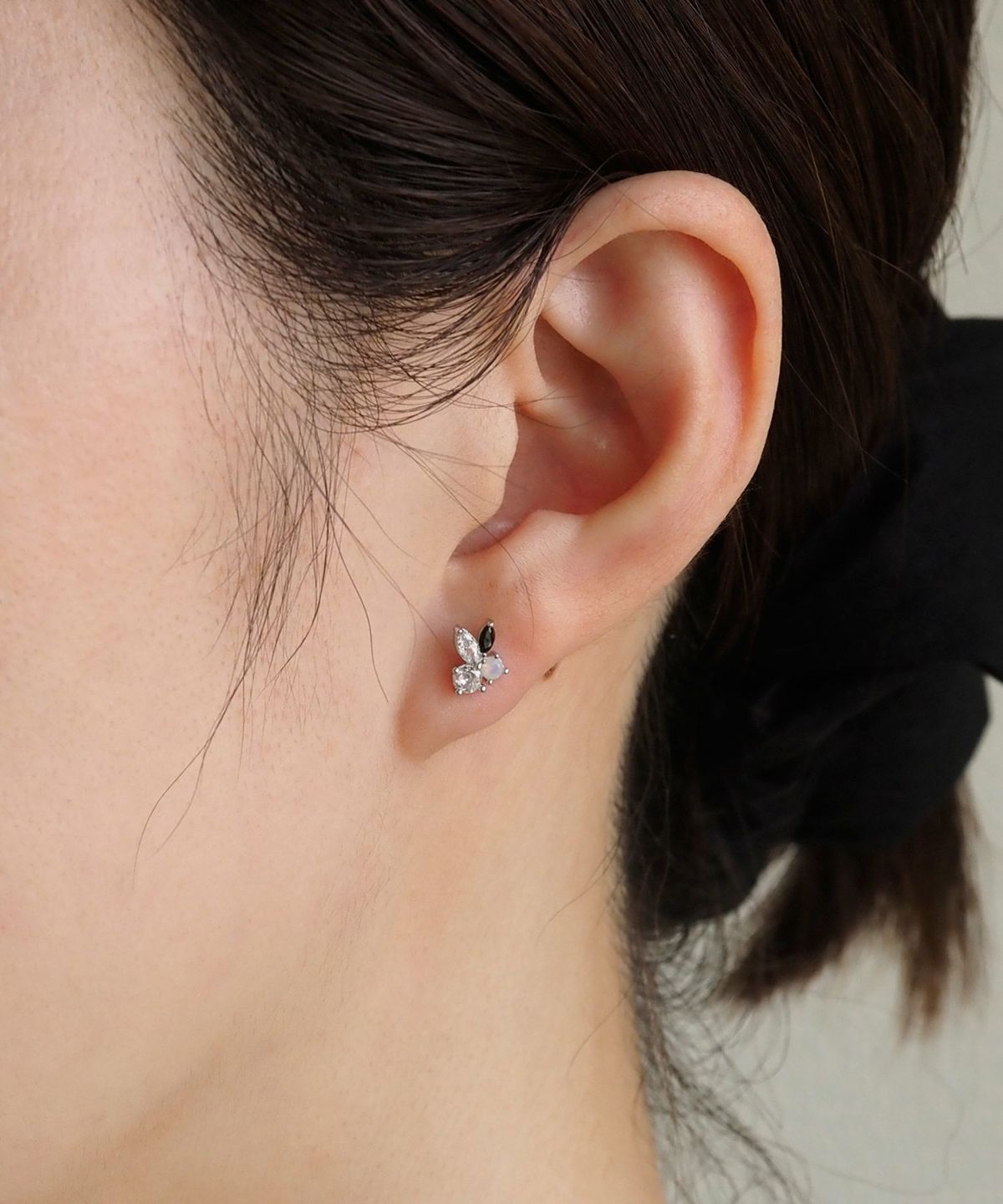 ブラックキュービックチタンポストピアス