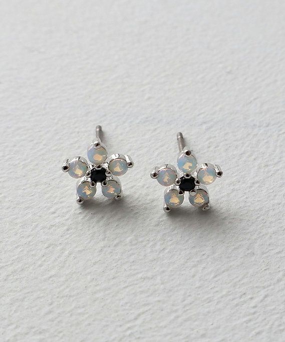 ブラックキュービックフラワーチタンポストピアス