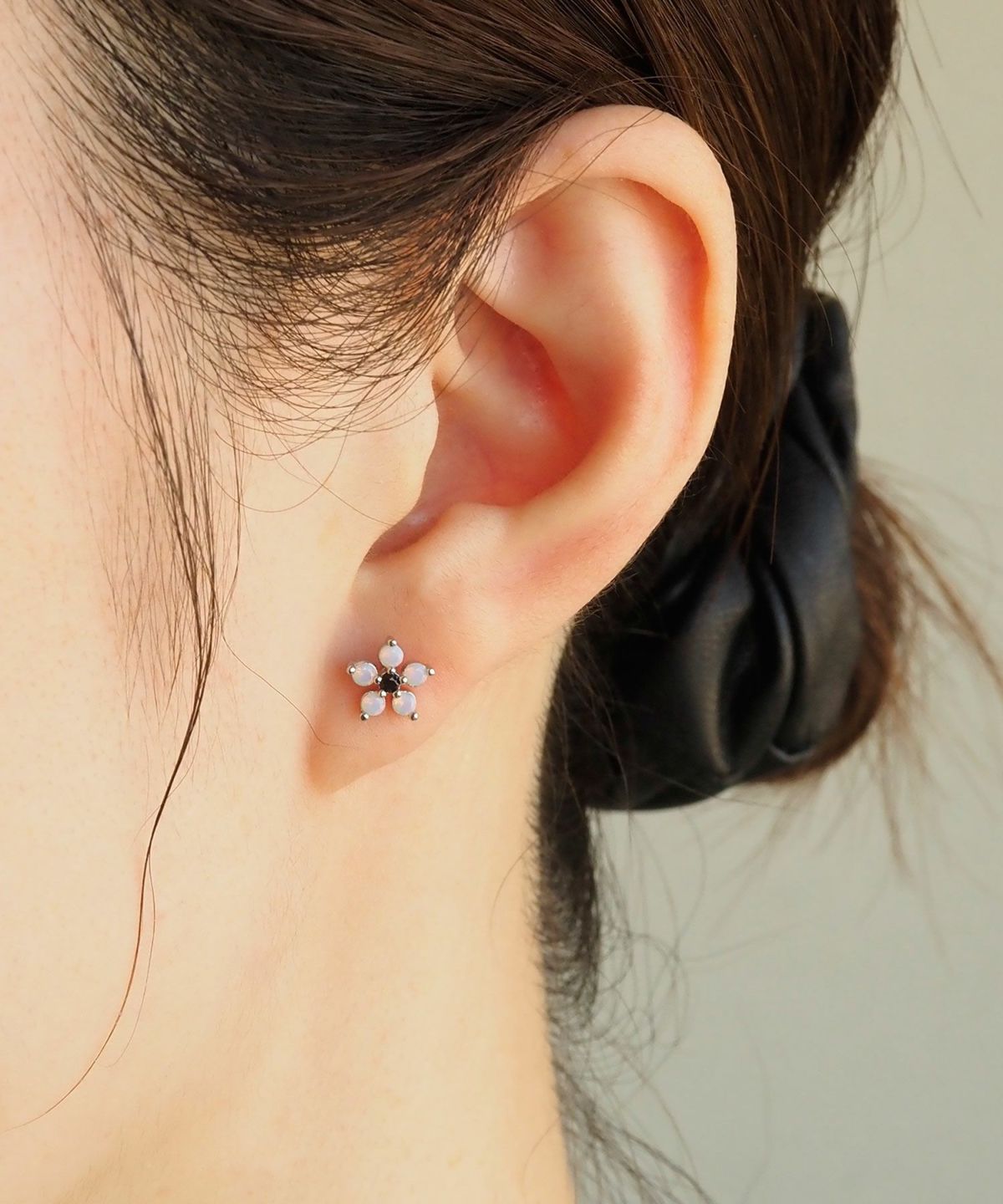 ブラックキュービックフラワーチタンポストピアス