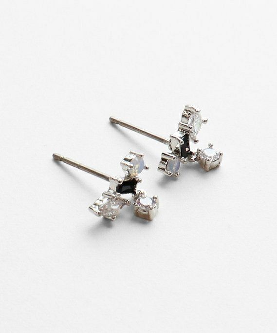 ブラックキュービックスウェイチタンポストピアス