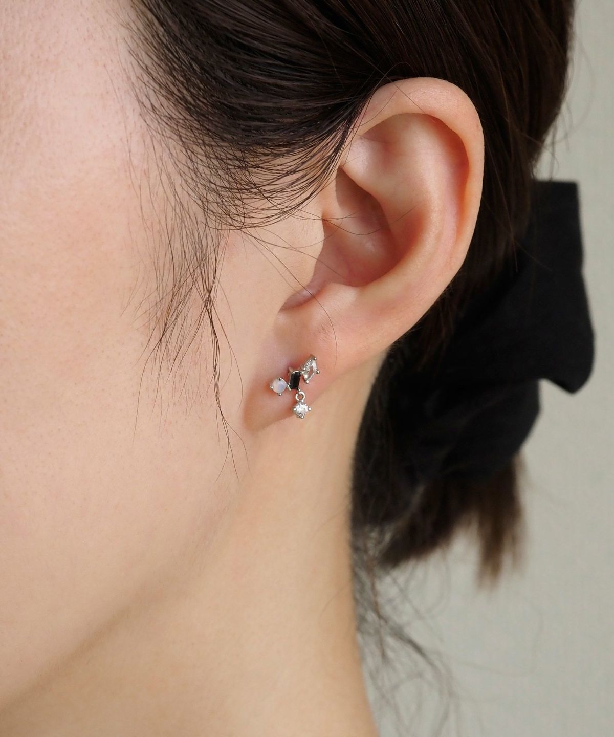 ブラックキュービックスウェイチタンポストピアス