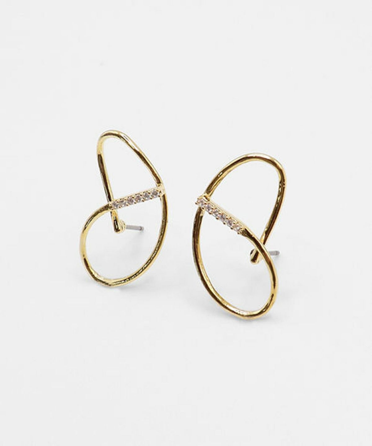 リニアカールキュービックチタンポストピアス