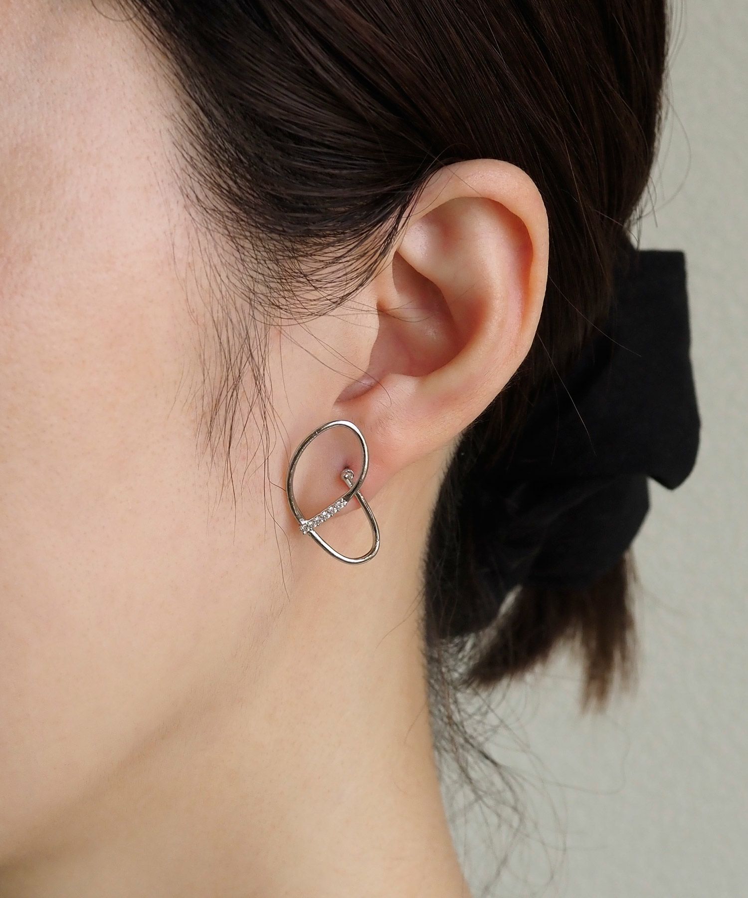 リニアカールキュービックチタンポストピアス