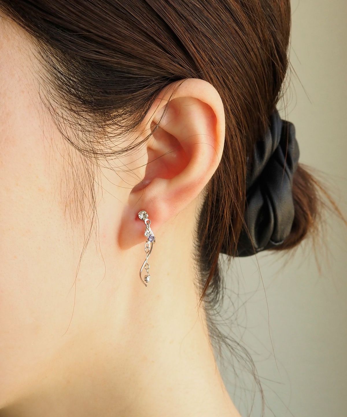 ウェーブラインビジューイヤリング