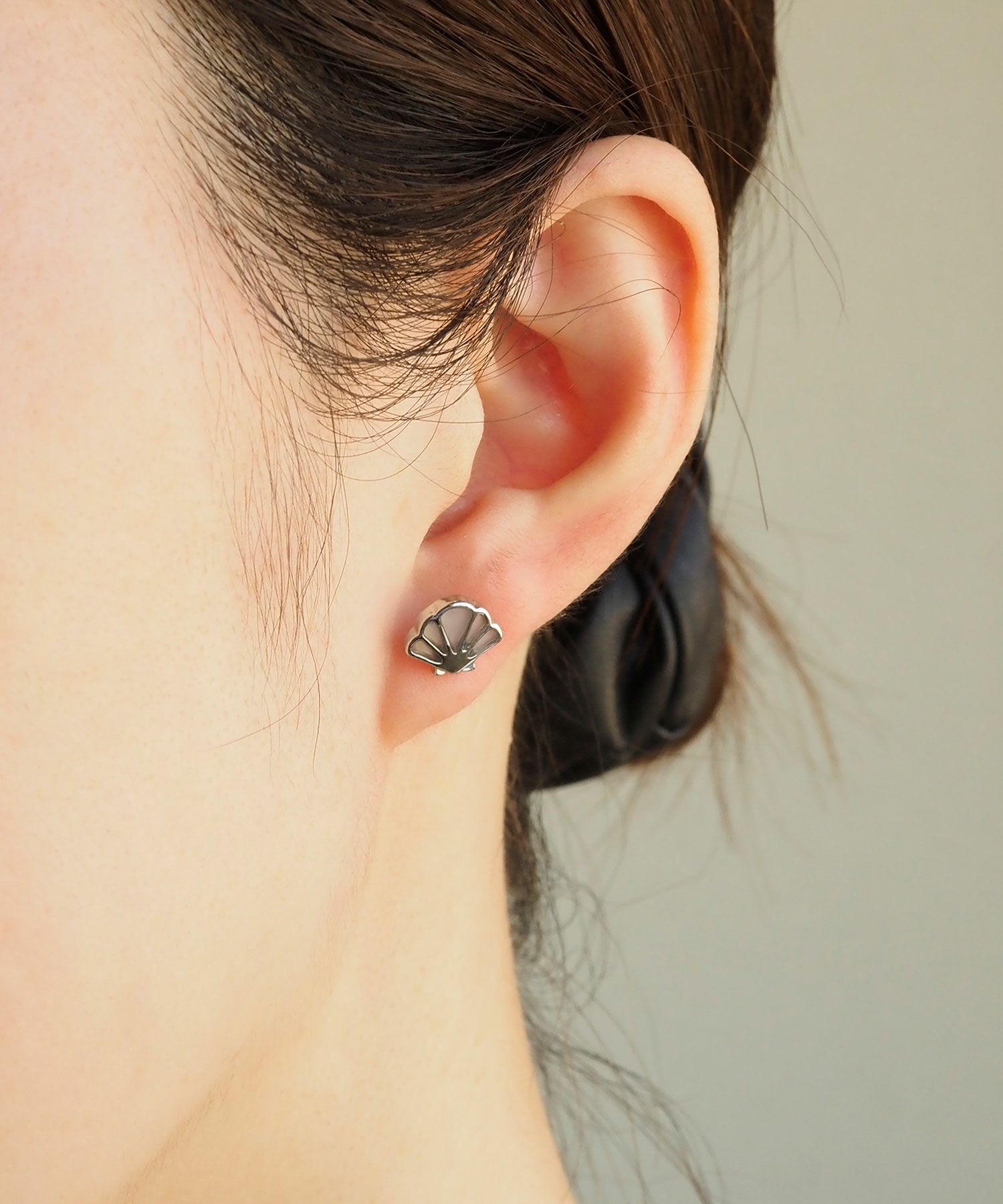 シェルモチーフ樹脂ポストセットピアス