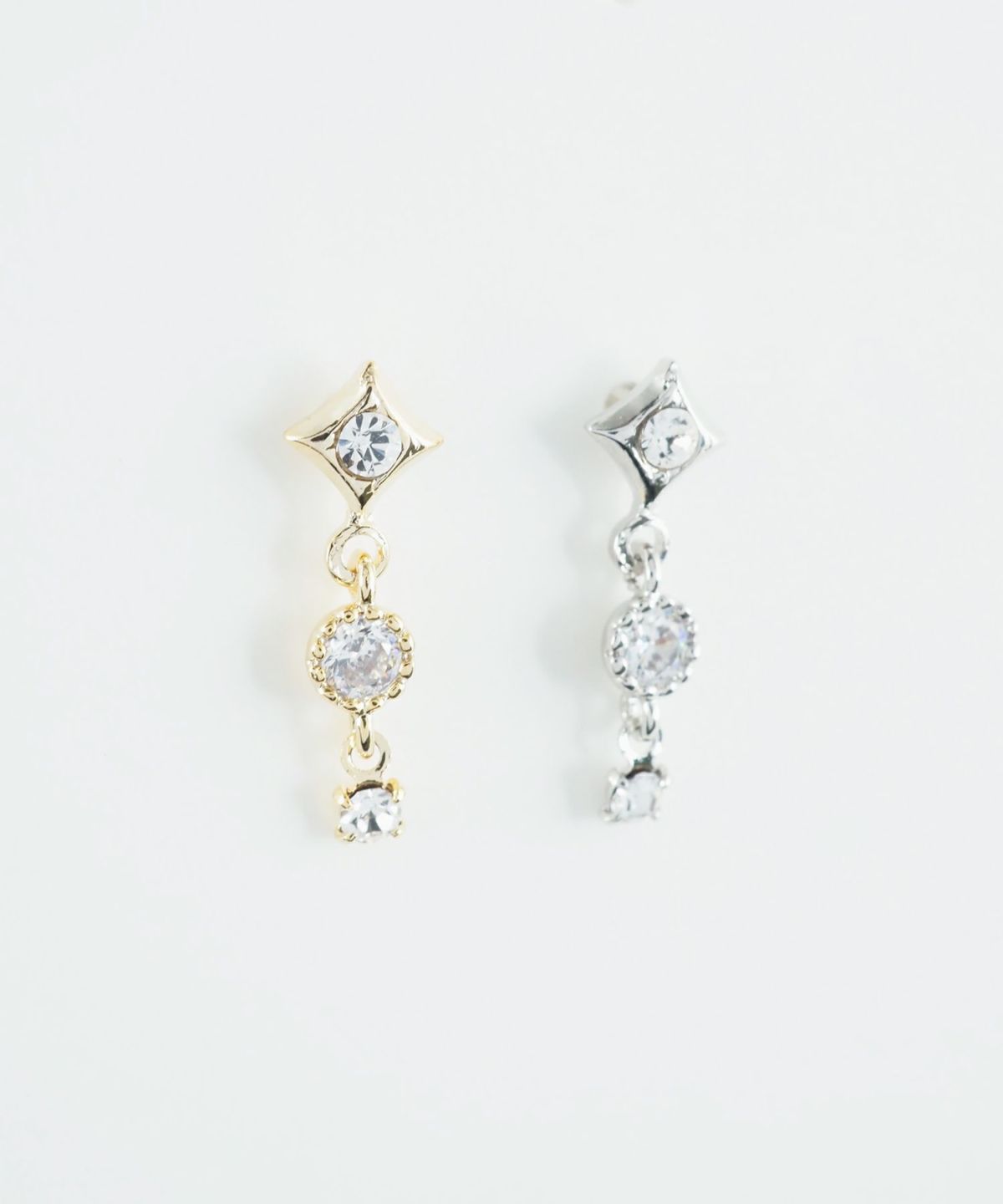 3連ビジューピアス