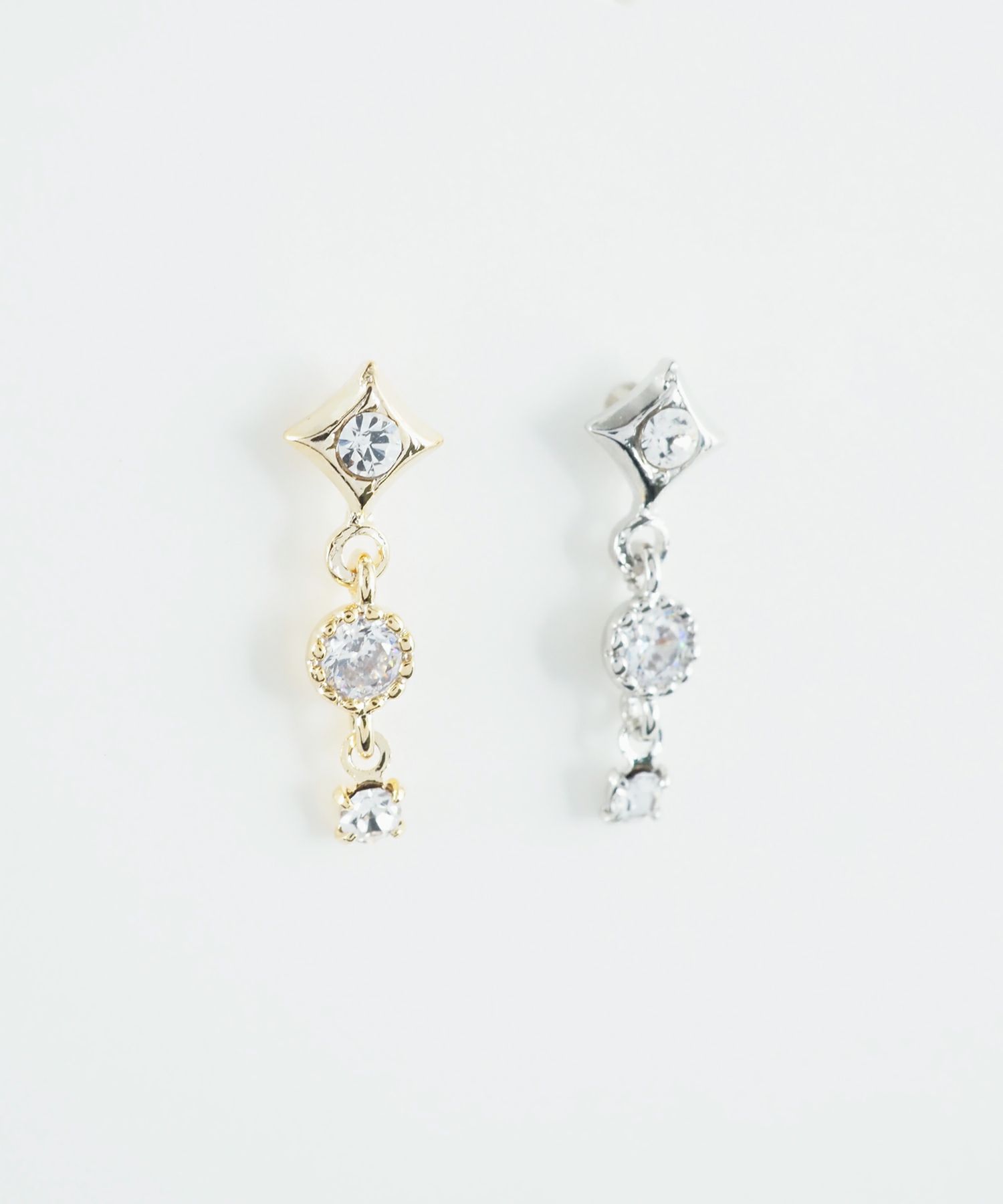 3連ビジューピアス