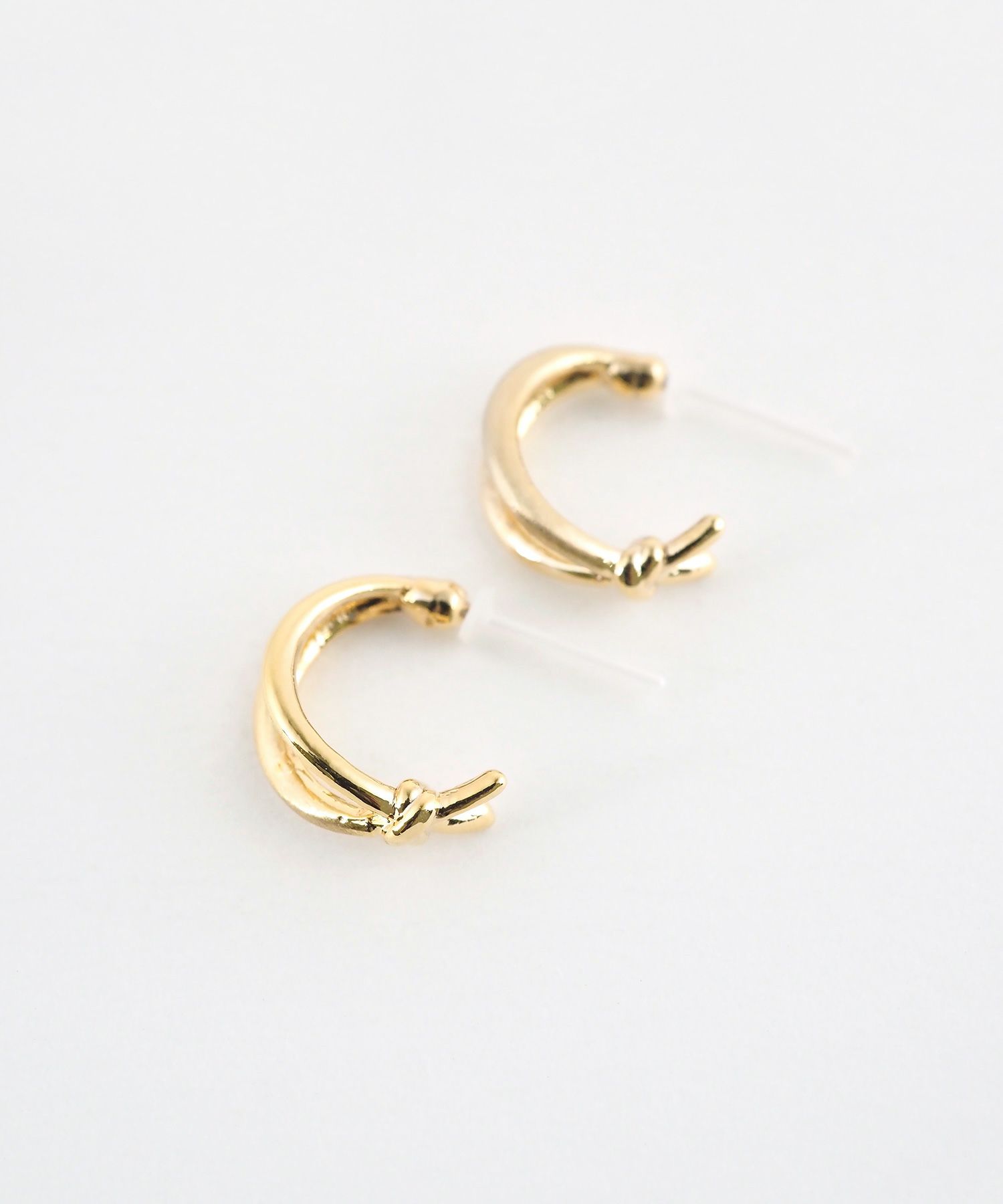 ノットダブルラインフープセラミックポストピアス