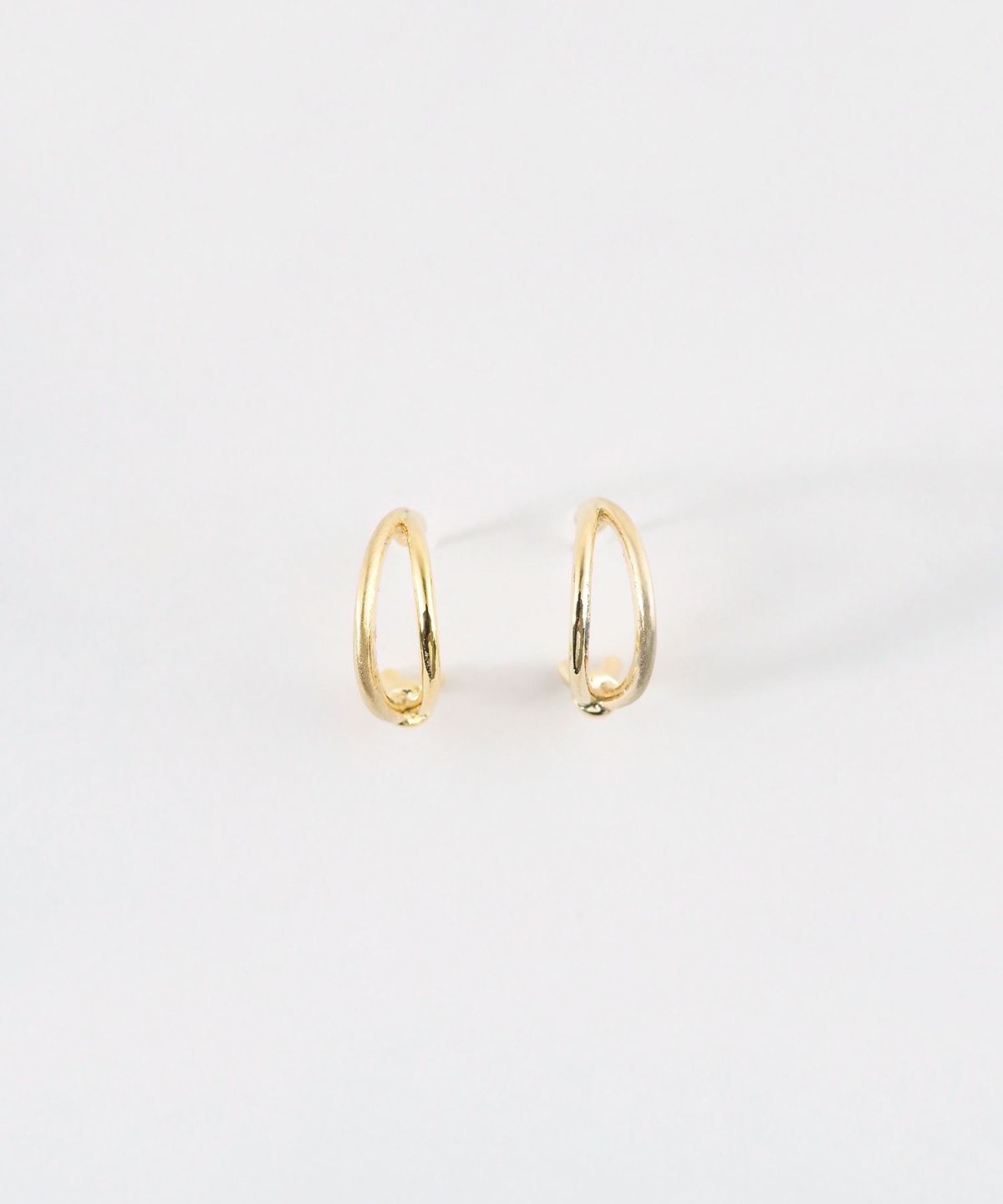 ノットダブルラインフープセラミックポストピアス