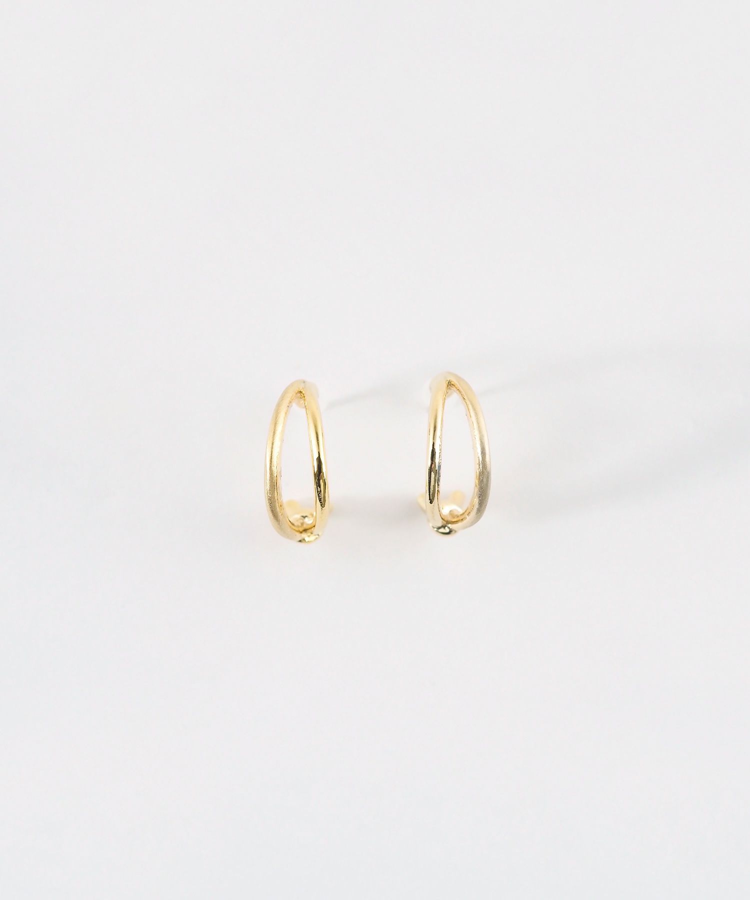 ノットダブルラインフープセラミックポストピアス