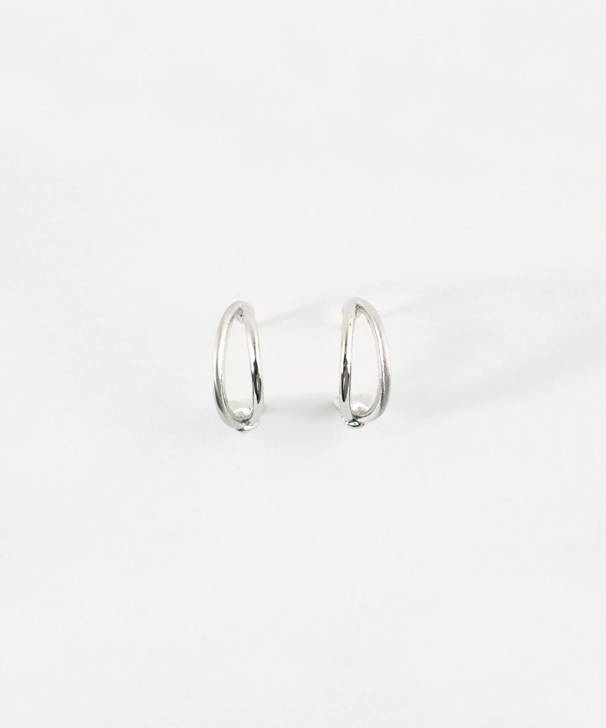 ノットダブルラインフープセラミックポストピアス