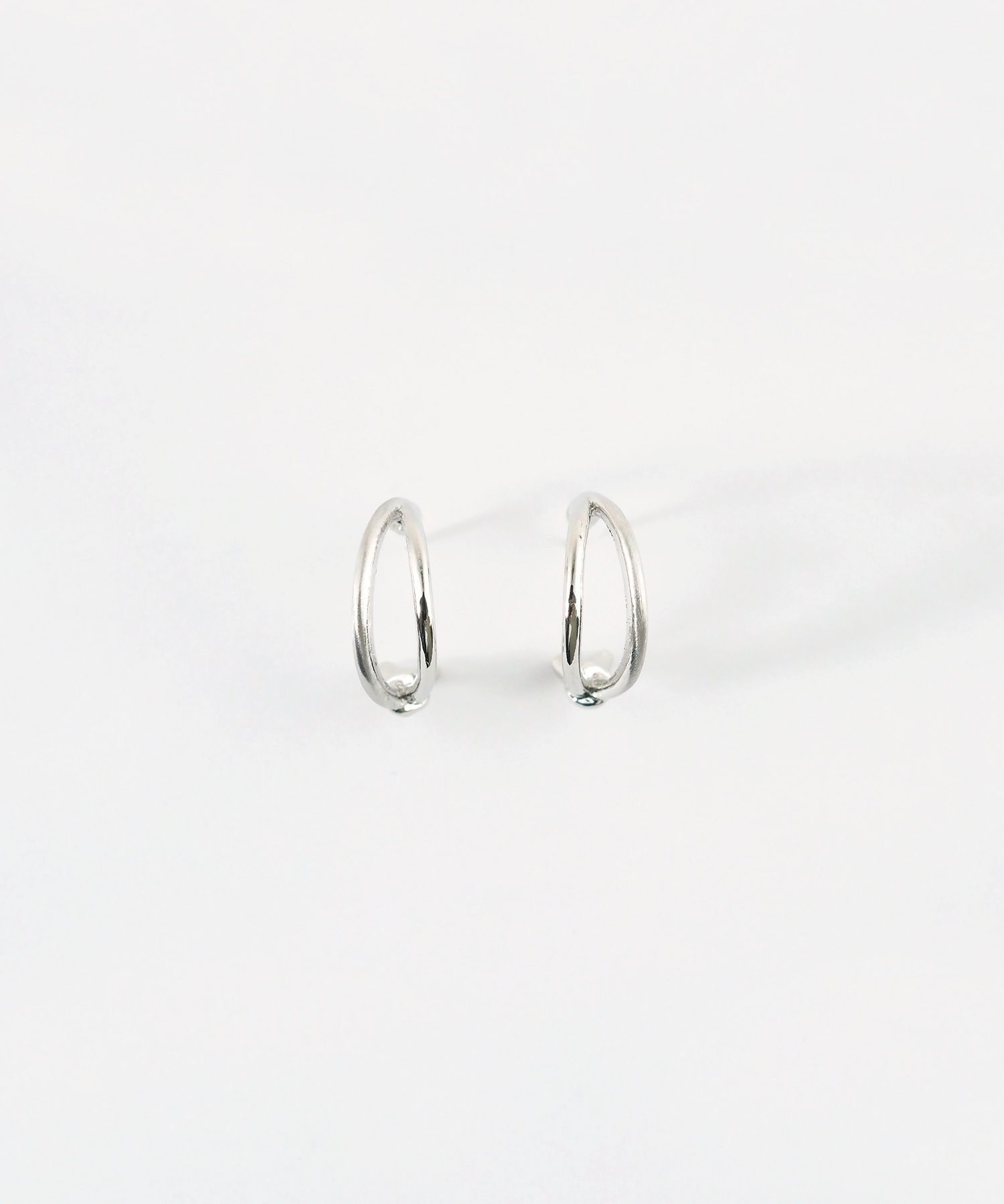 ノットダブルラインフープセラミックポストピアス