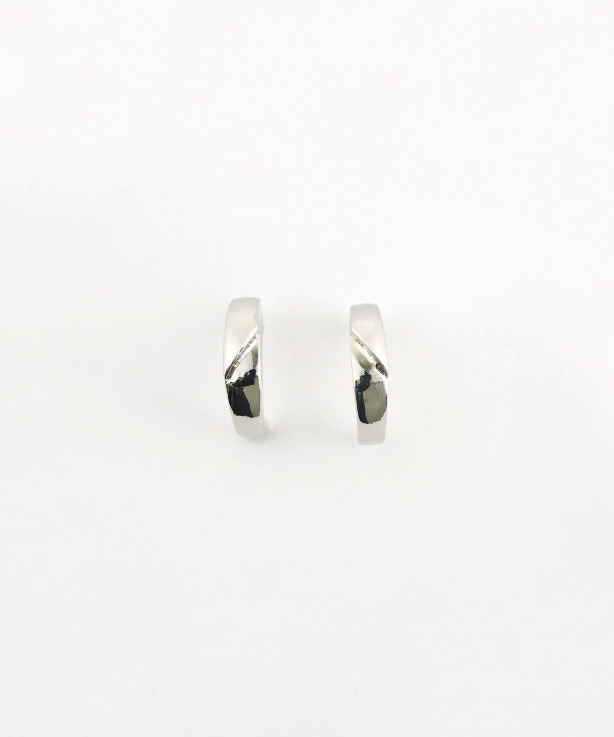 エッジラインフープセラミックポストピアス