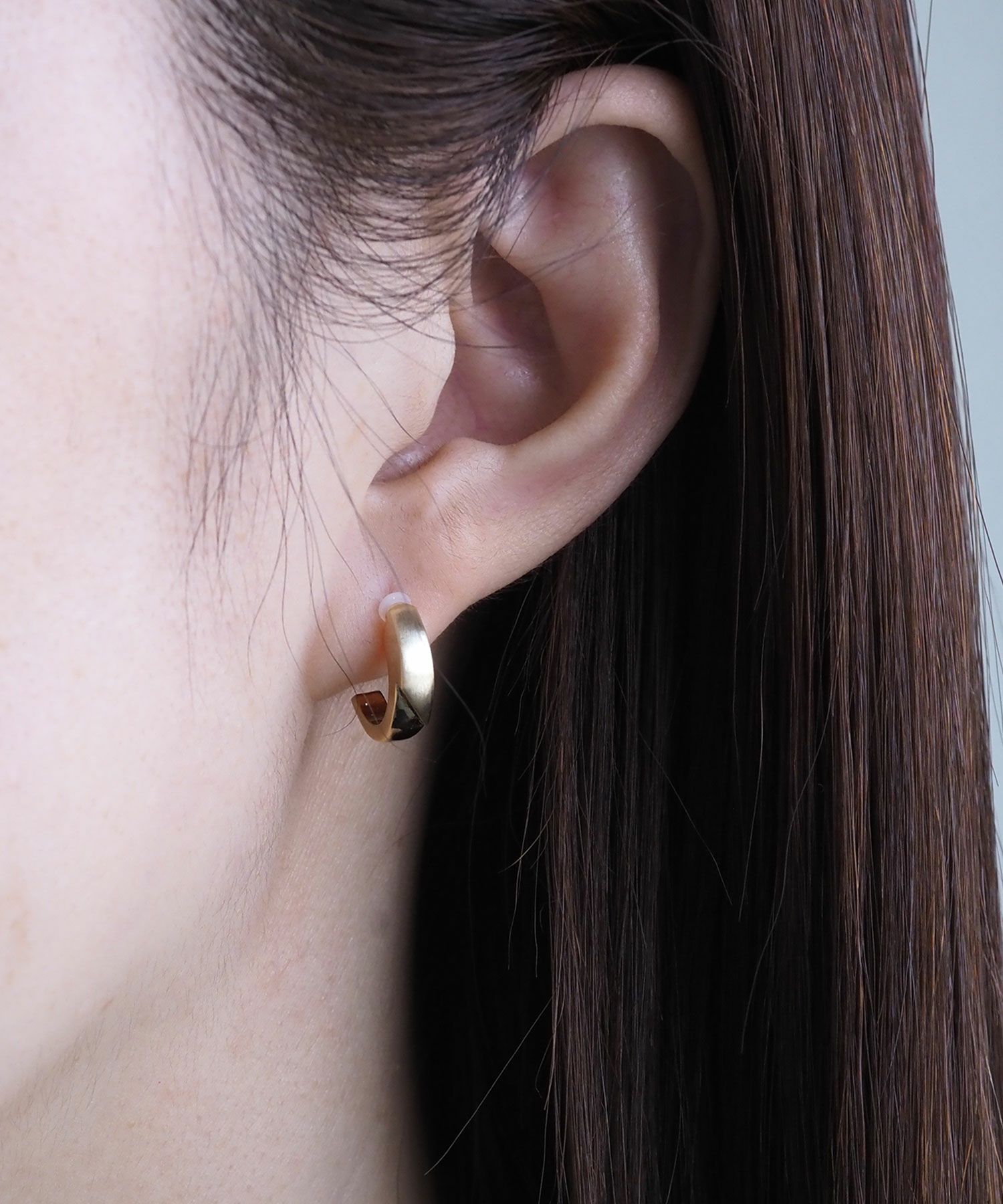 エッジラインフープセラミックポストピアス