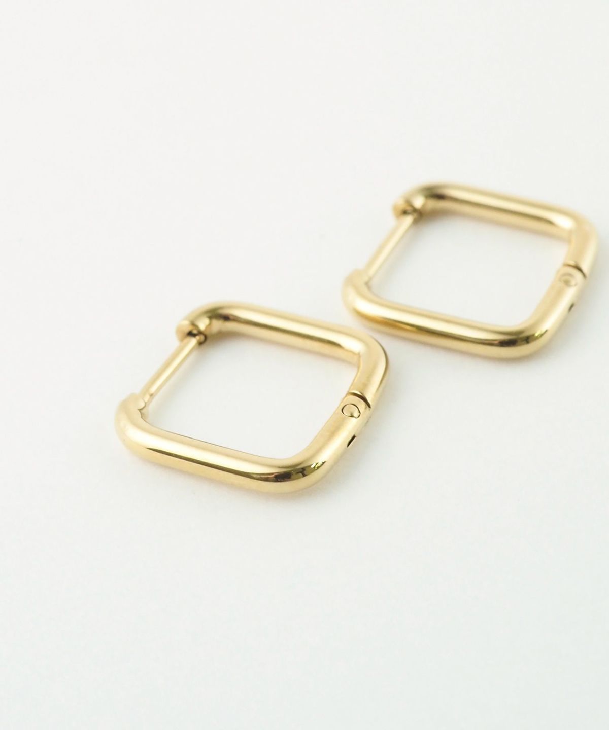 スクエアスリムワンタッチステンレスピアス【MUK lucenzio】