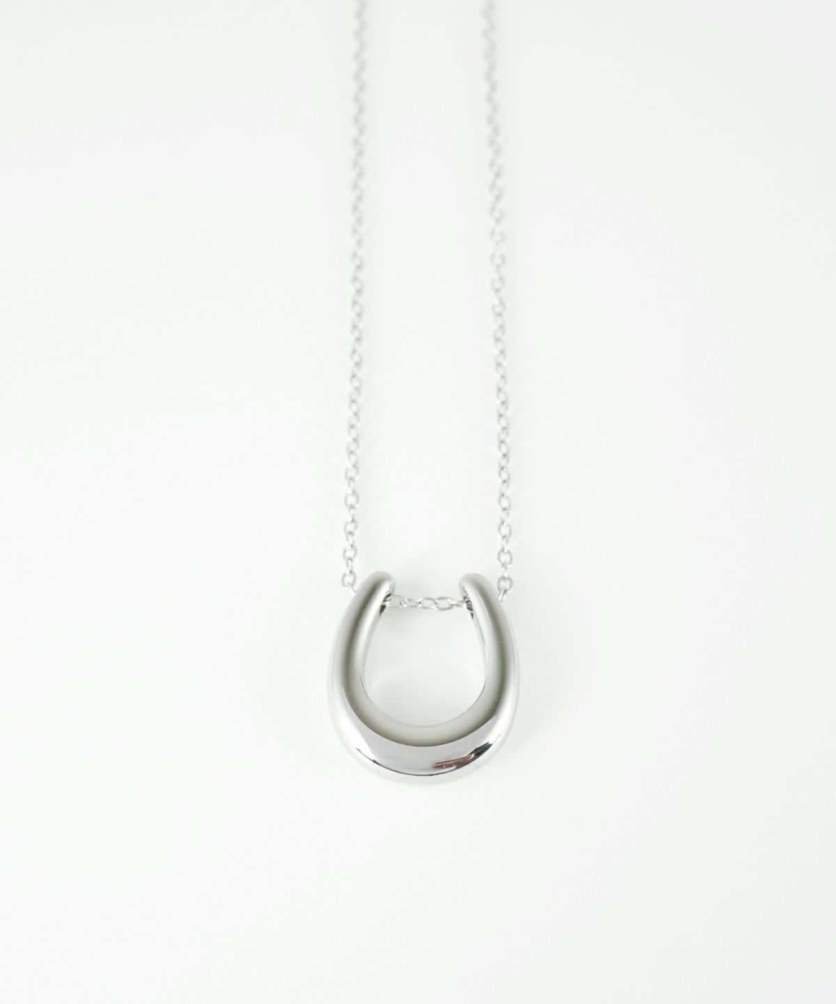 ホースシューステンレスネックレス