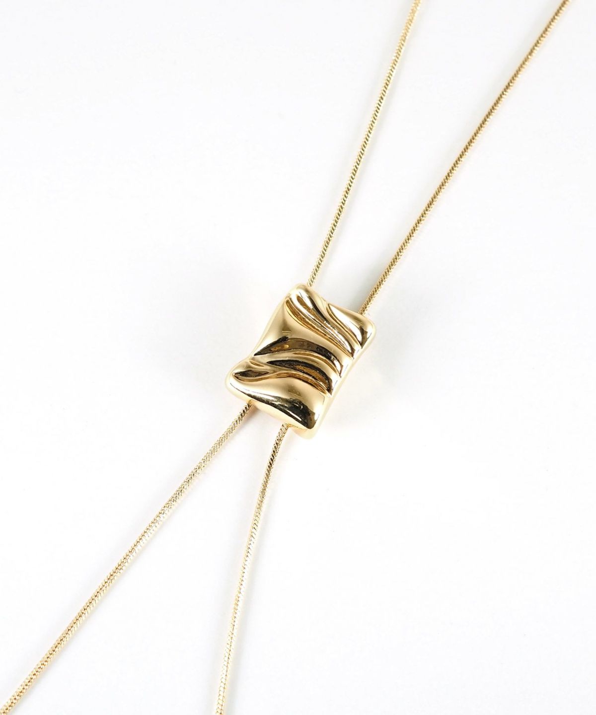 ニュアンスプレートループタイネックレス