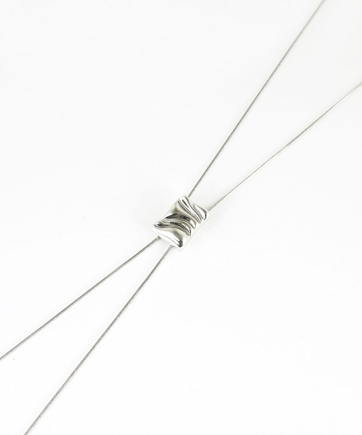 ニュアンスプレートループタイネックレス