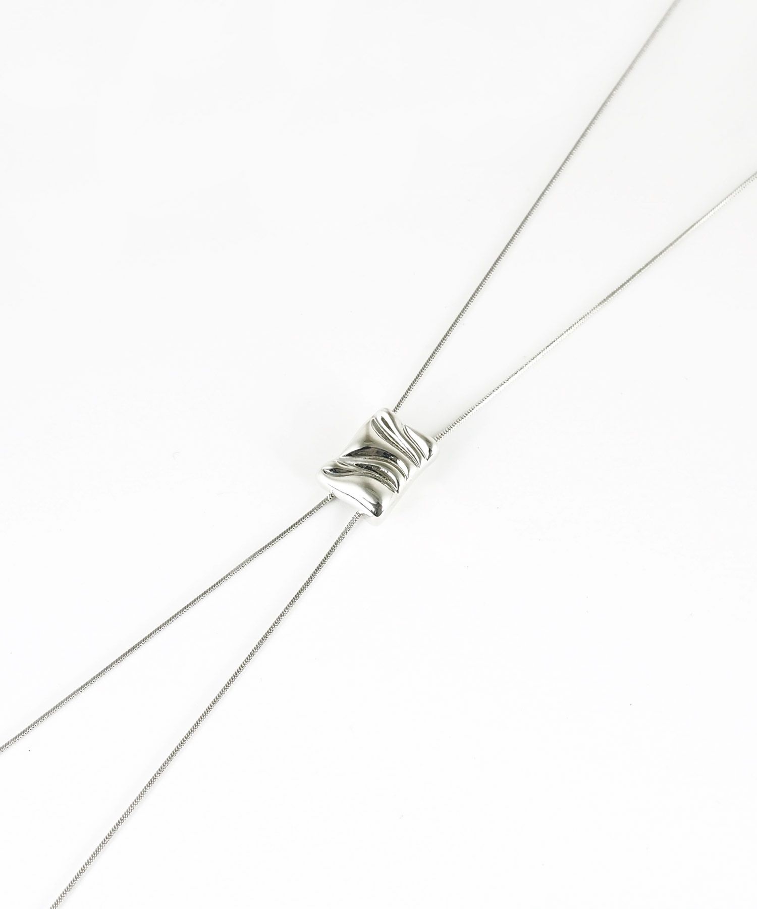 ニュアンスプレートループタイネックレス