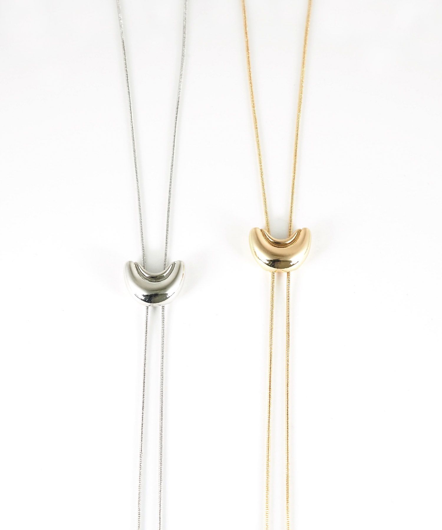 クレセントループタイネックレス