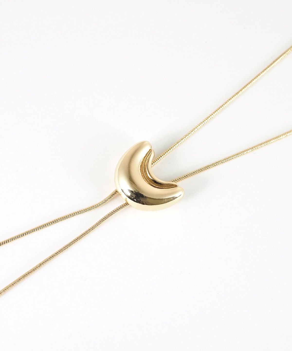 クレセントループタイネックレス